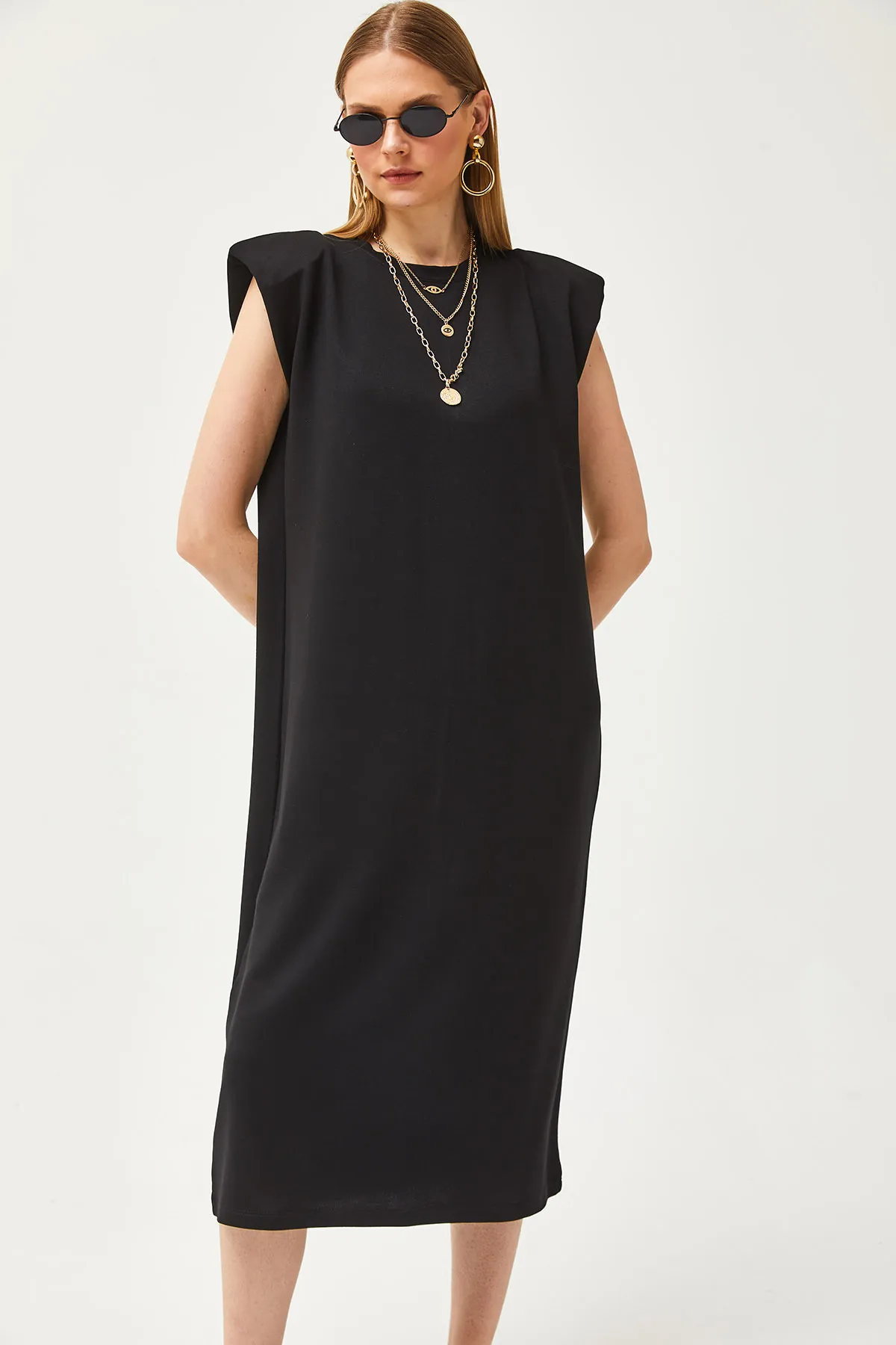 Olalook  Schwarzes Damenkleid mit gepolsterten Schultern und Schlitz und Kristallen ELB-19002086