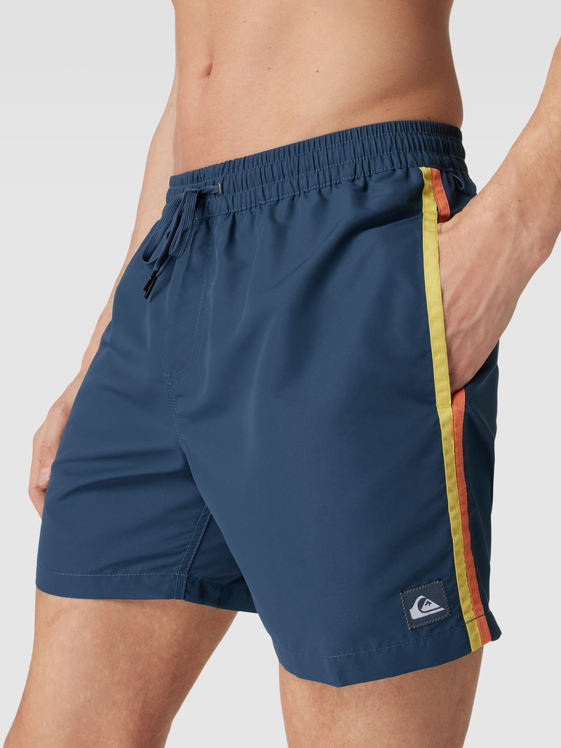 Badehose mit Kontraststreifen in dunkelblau