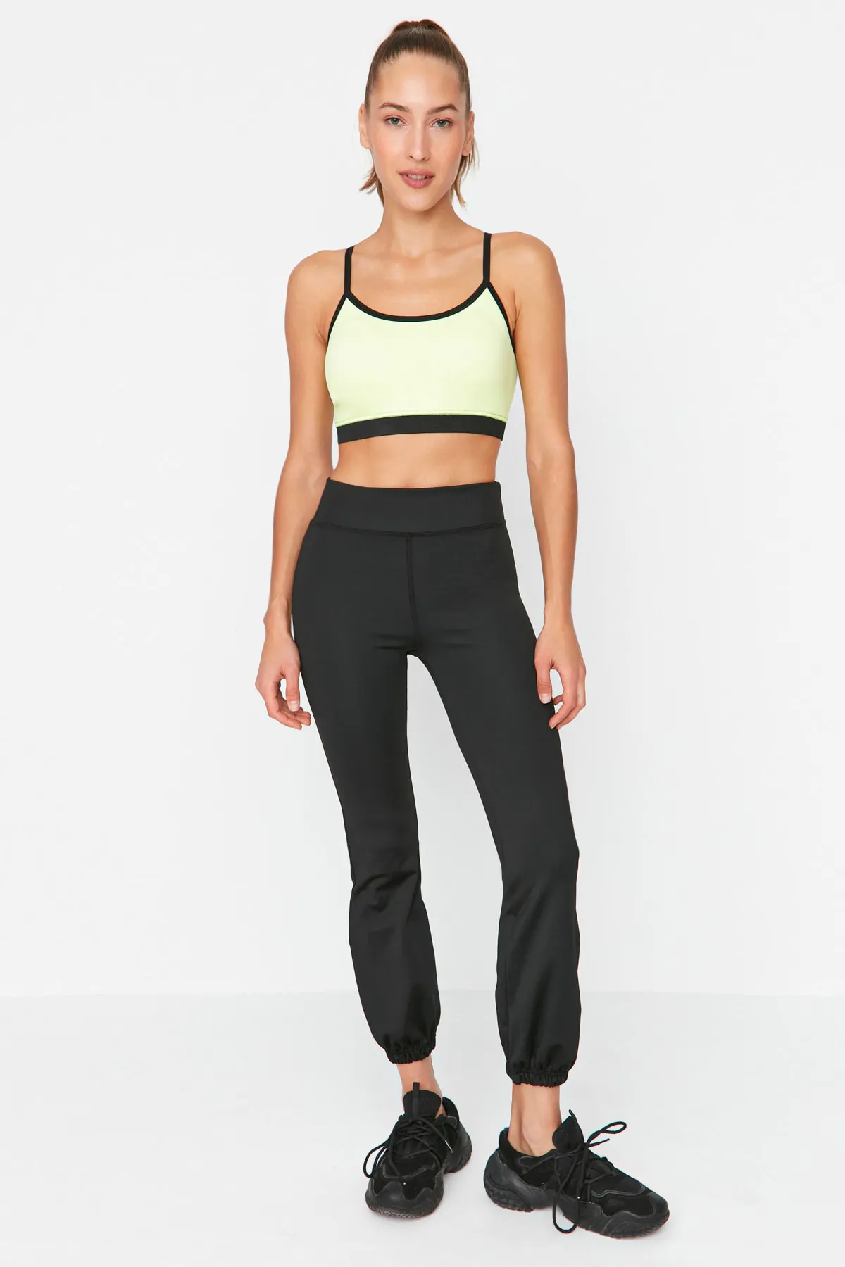 Trendyol Collection  Schwarze Jogger Recovery gestrickte Sport-Jogginghose TWOAW22EA0196