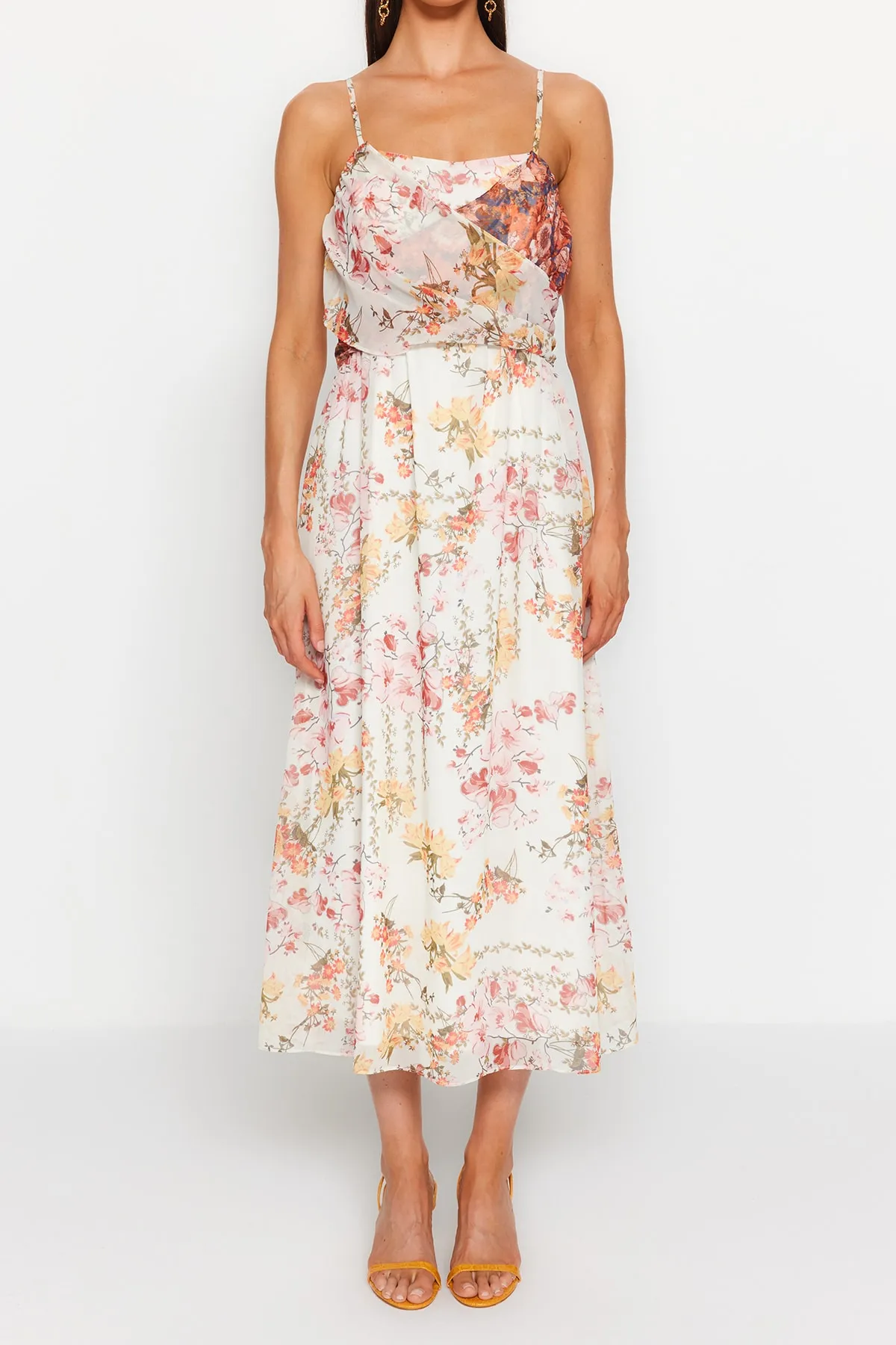 Trendyol Collection  Ecrufarbenes, floral gemustertes Skater-Maxikleid mit Gürtelöffnung und gefüttertem Webmuster TWOSS23EL02421