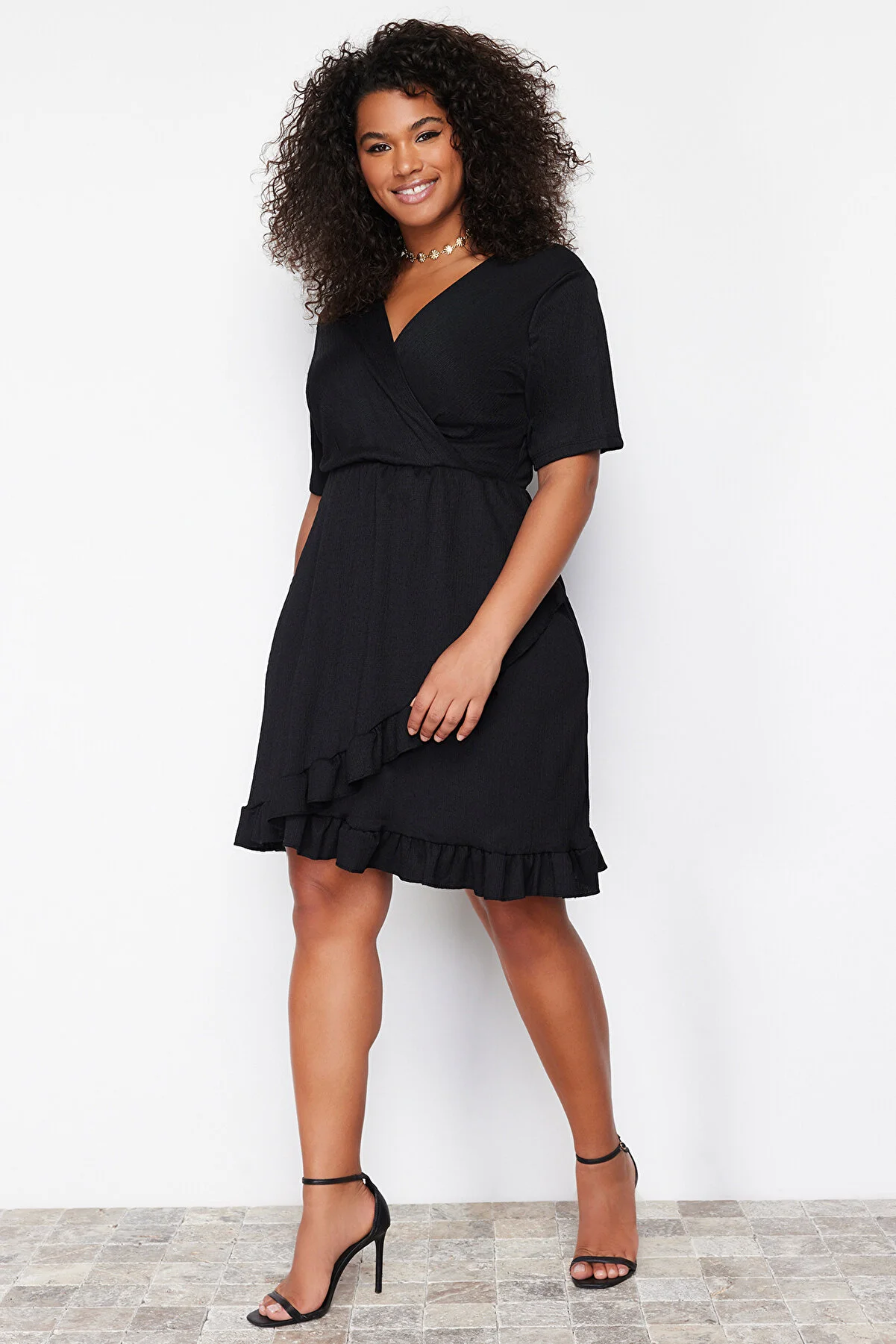 Trendyol Curve  Schwarzes, zweireihiges, mit Volants versehenes Strickkleid. Zweireihiges, mit Volants versehenes Mini-Strickkleid. TBSSS24AH00037