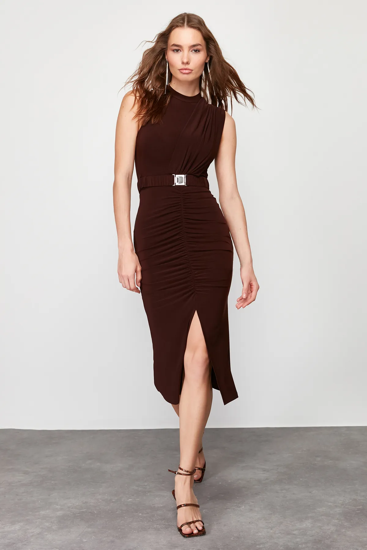 Trendyol Collection  Dunkelbraunes, figurbetontes, drapiertes Midi-Bleistiftkleid aus flexiblem Strick mit Gürtel TWOSS22EL0756