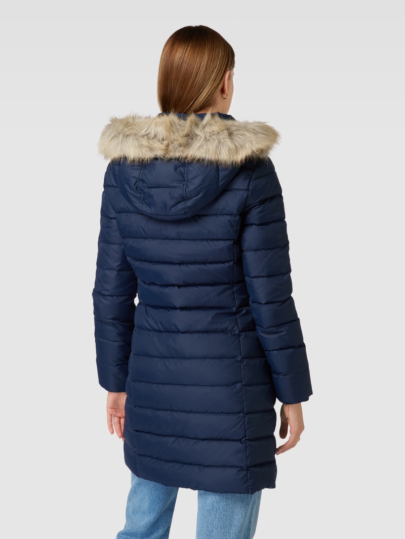 Daunenmantel mit Label-Stitching in marineblau