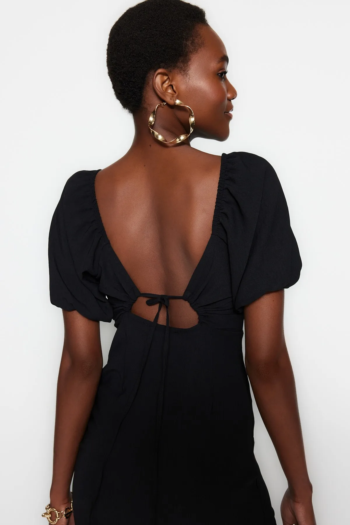 Trendyol Collection  Schwarzes, figurbetontes Midi-Webkleid mit Schlitz und Rückendetail TWOSS23EL01164