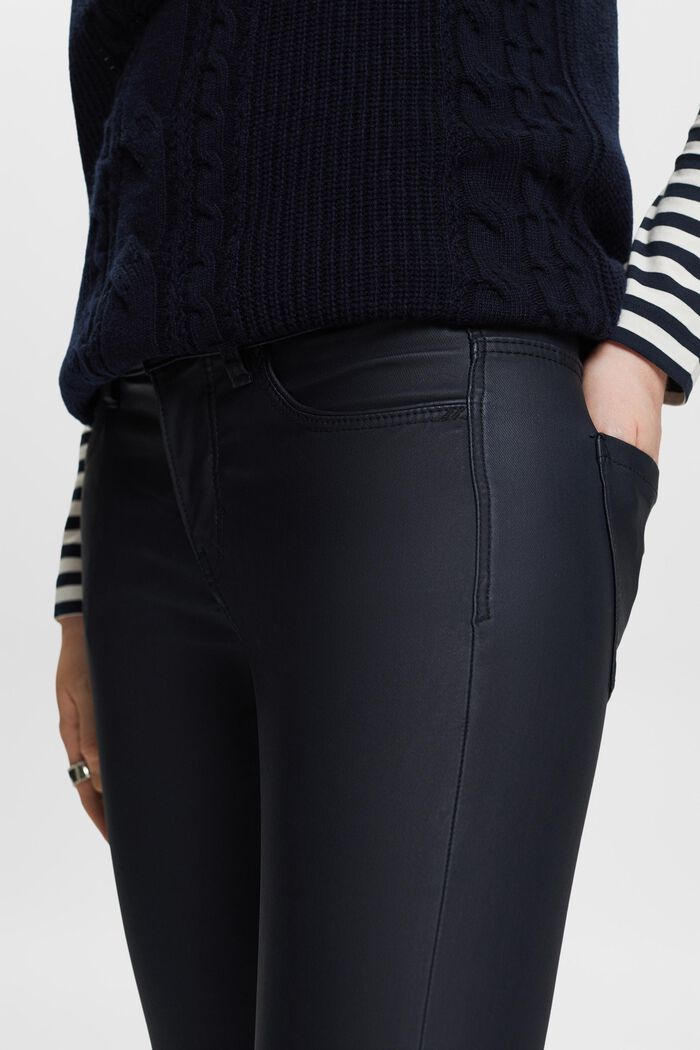 Beschichtete Hose mit schmalem Bein und mittlerer Bundhöhe