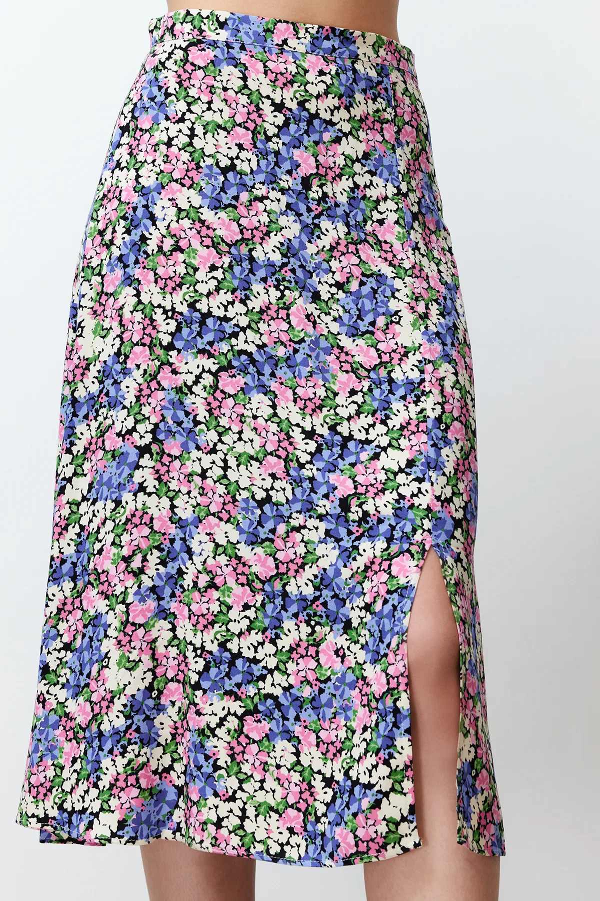 Trendyol Collection  Hellblauer gewebter Midirock aus Viskosestoff mit Schlitzdetail und Blumenmuster TWOSS20ET0230