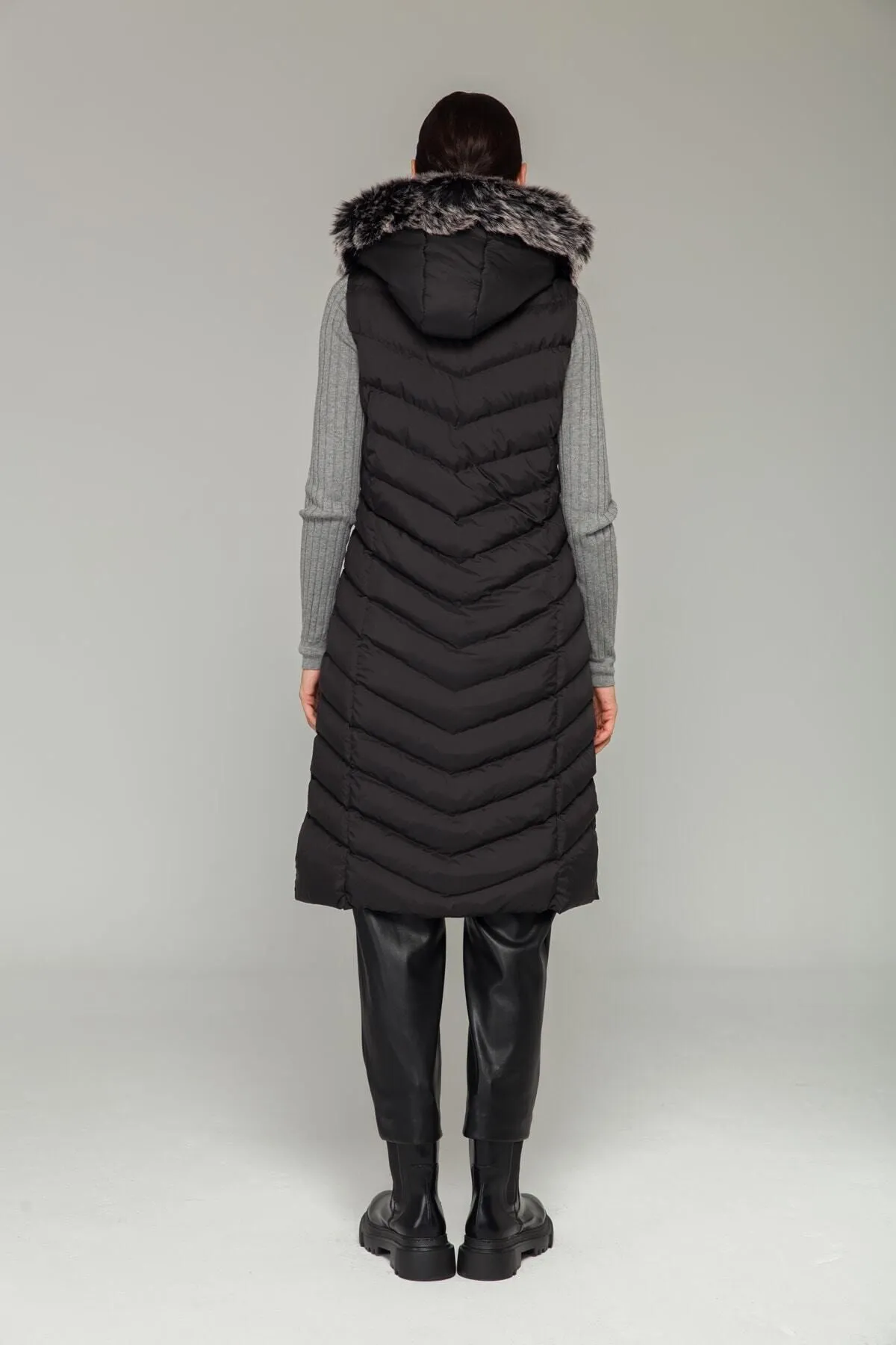 Olcay  Schwarze Pufferweste mit Fellkapuze für Damen