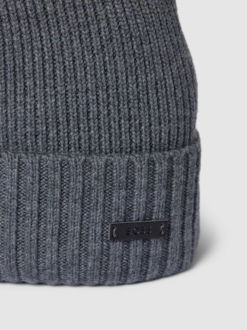 Strickmütze mit Label-Applikation Modell 'Fati' in mittelgrau
