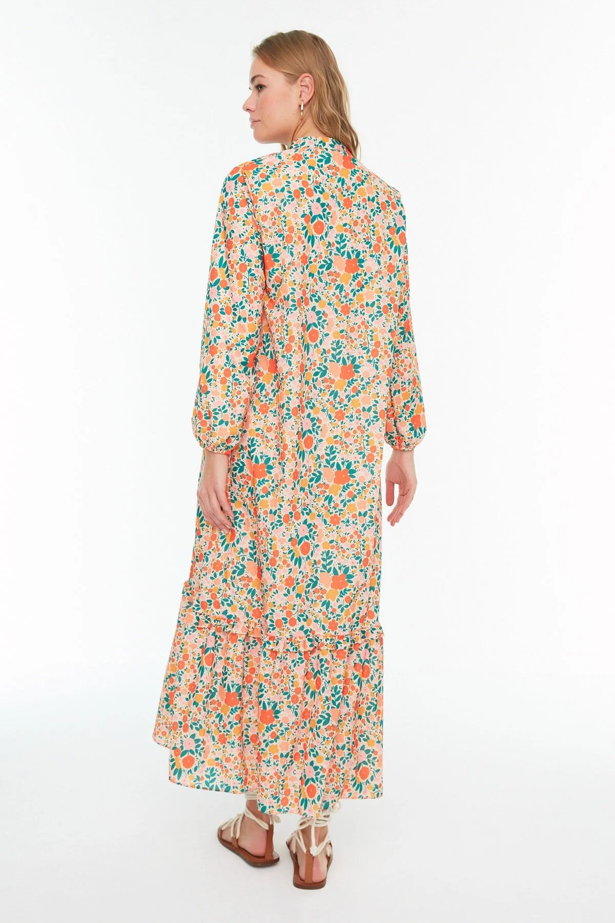 Trendyol Modest  Oranges, florales, gewebtes Kleid mit halber Knopfleiste und Rüschenspitze, gefüttert TCTSS21EL3353