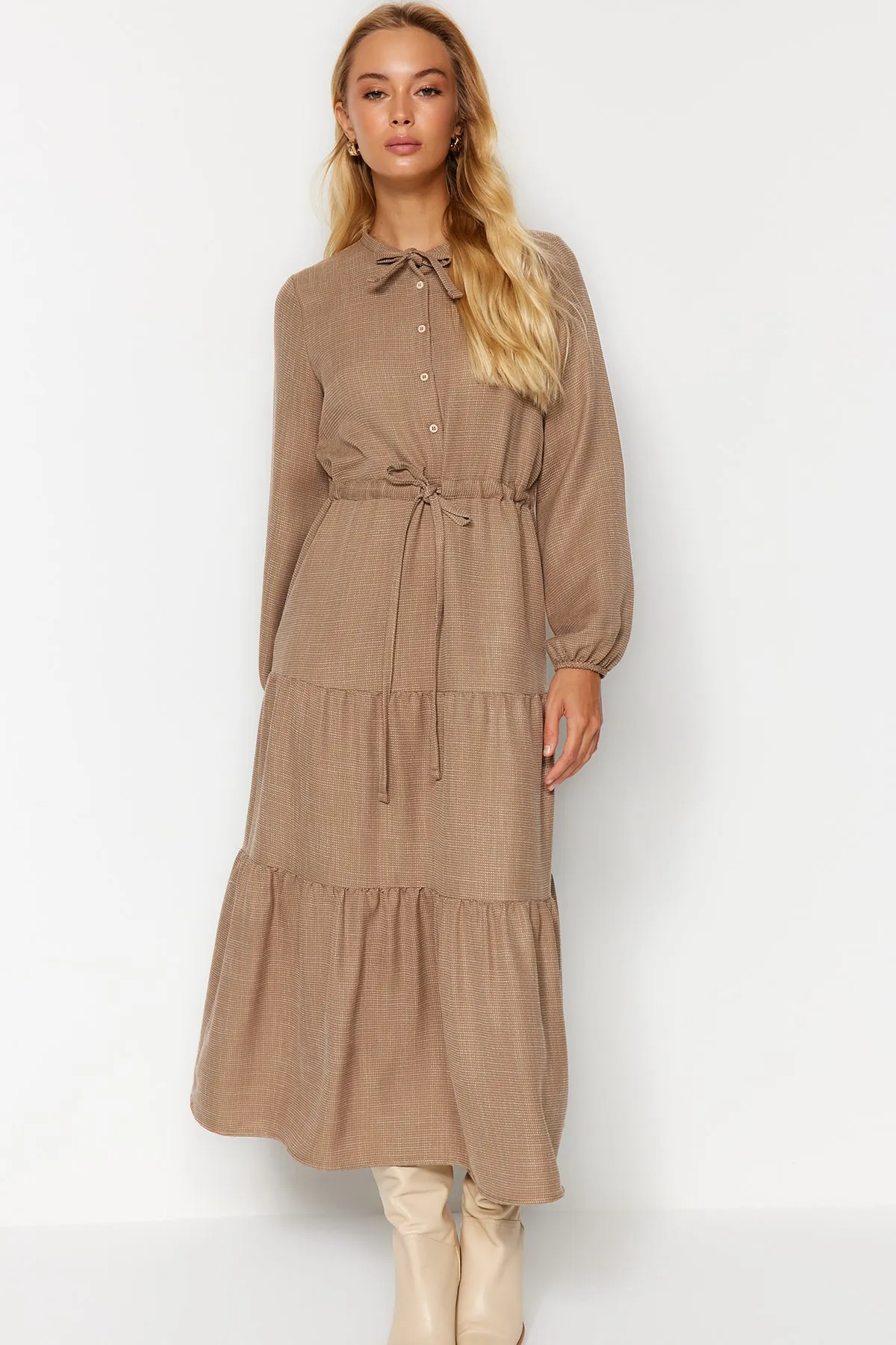 Trendyol Modest  Hellbraunes, gewebtes Kleid mit Schnürrock TCTAW22EB0136