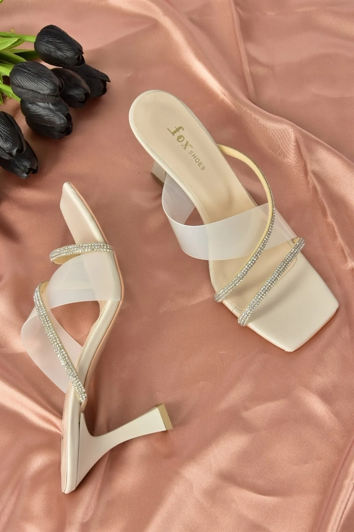 Fox Shoes  Beige transparente Damenhausschuhe mit Banddetail und Absatz M312310809