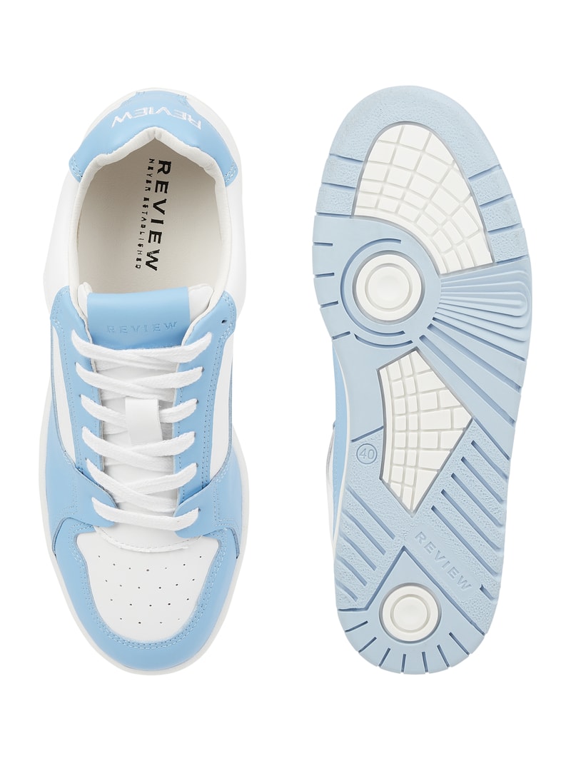 Sneaker mit Label-Details in hellblau
