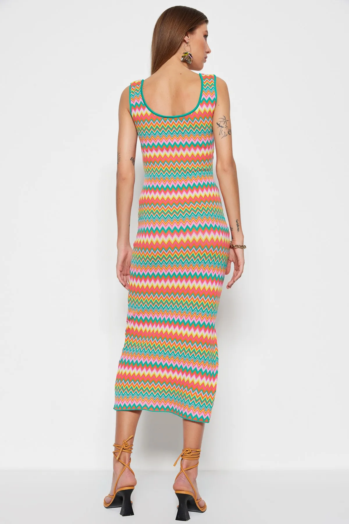 Trendyol Collection  Grünes Maxi-Strickkleid mit Farbblockmuster TWOSS23EL00678