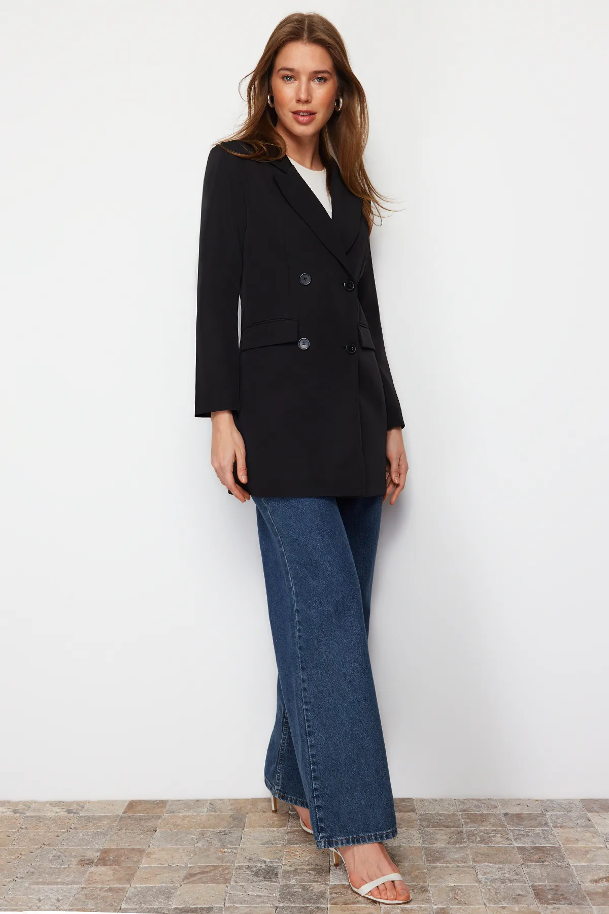 Trendyol Modest  Schwarzer Blazer aus Webstoff mit doppelter Knopftasche und detailliertem Futter TCTAW22CK0007