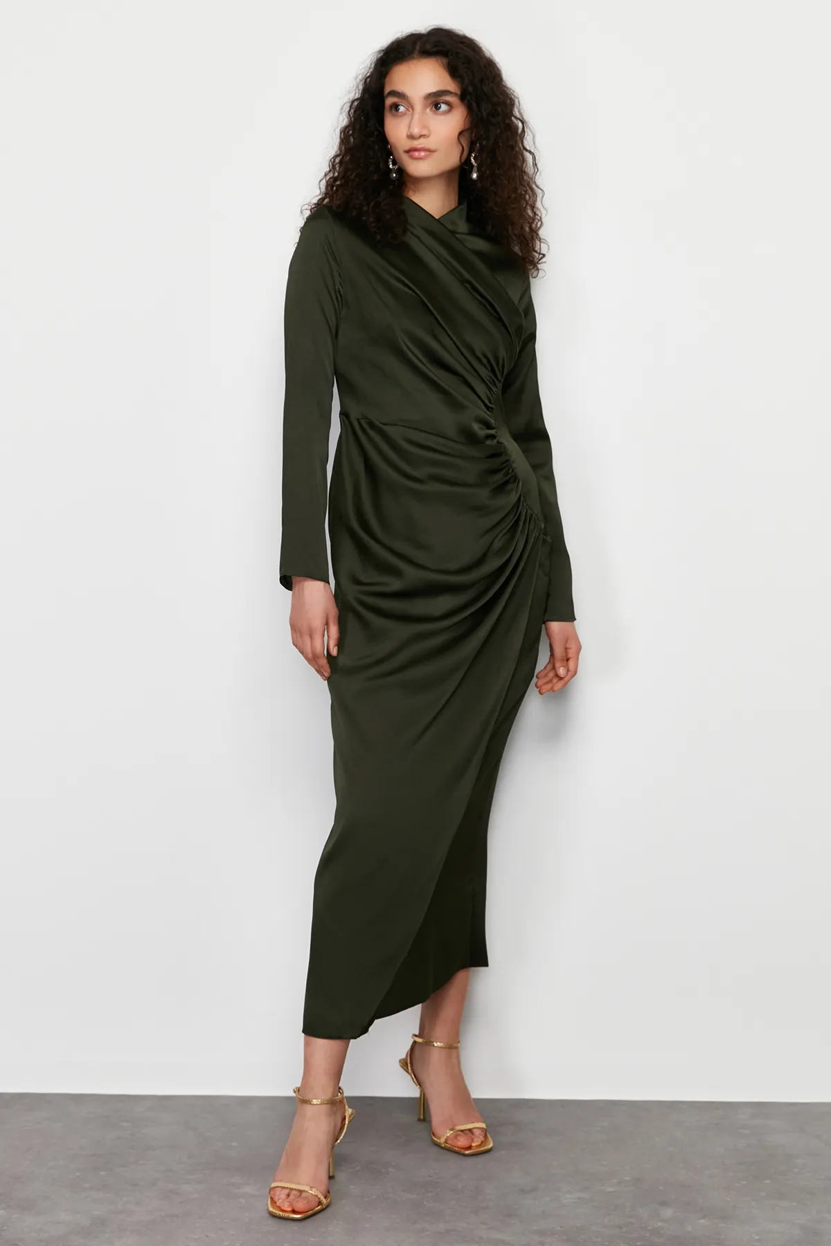 Trendyol Modest  Khakifarbenes Abendkleid aus gewebtem Satin mit Raffungen TCTSS24DB00037