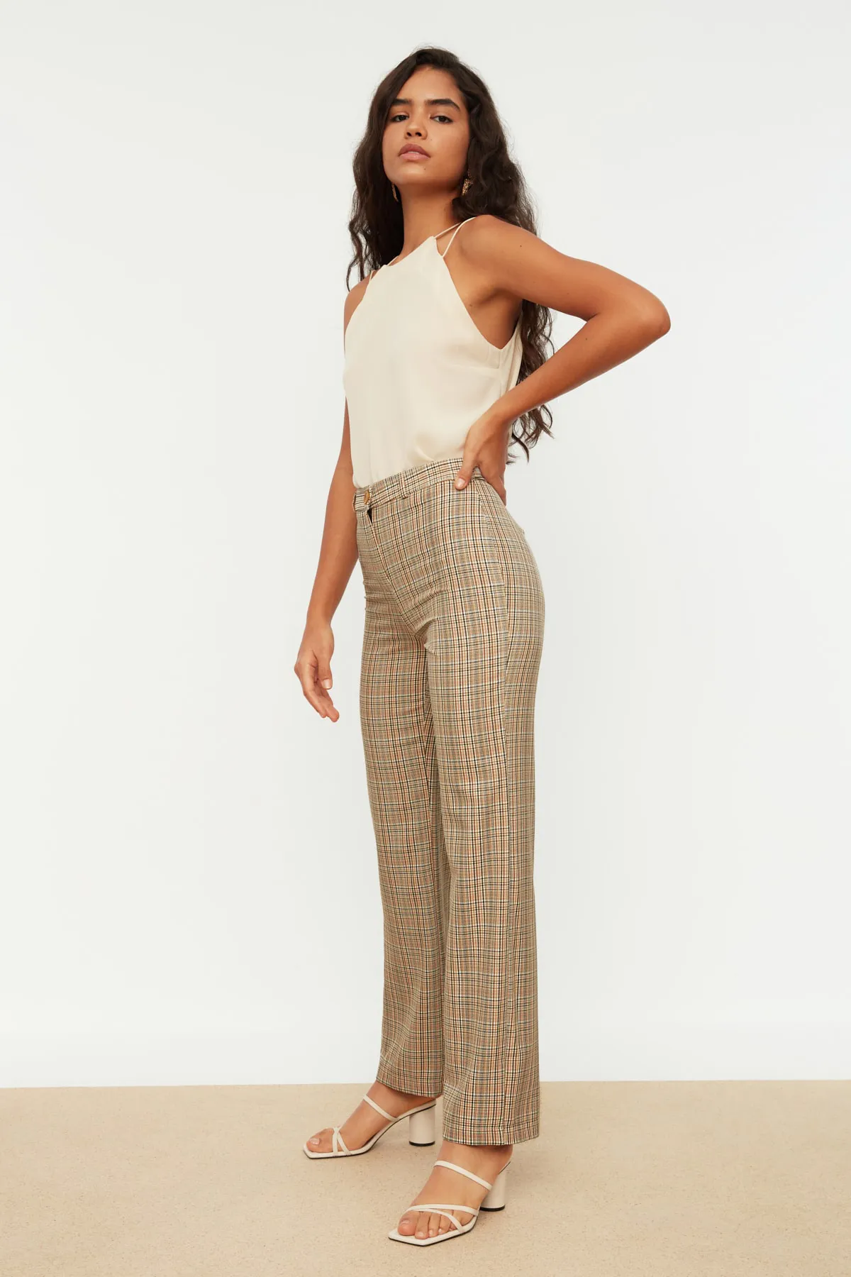 Trendyol Collection  Beigefarbene, gerade geschnittene, gewebte Karohose mit hoher Taille TWOSS22PL0117