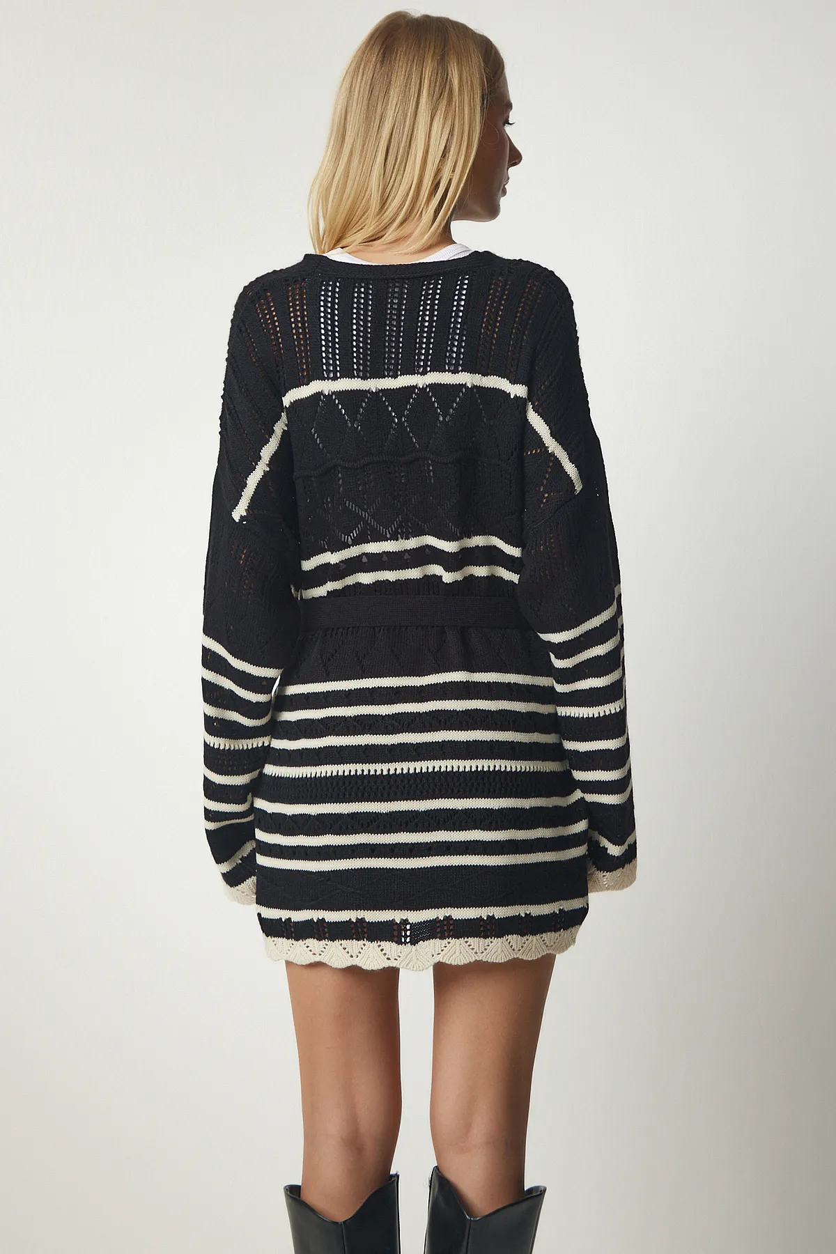 Happiness İstanbul  Schwarz gestreifter, durchbrochener Pullover-Cardigan für Damen PF00015