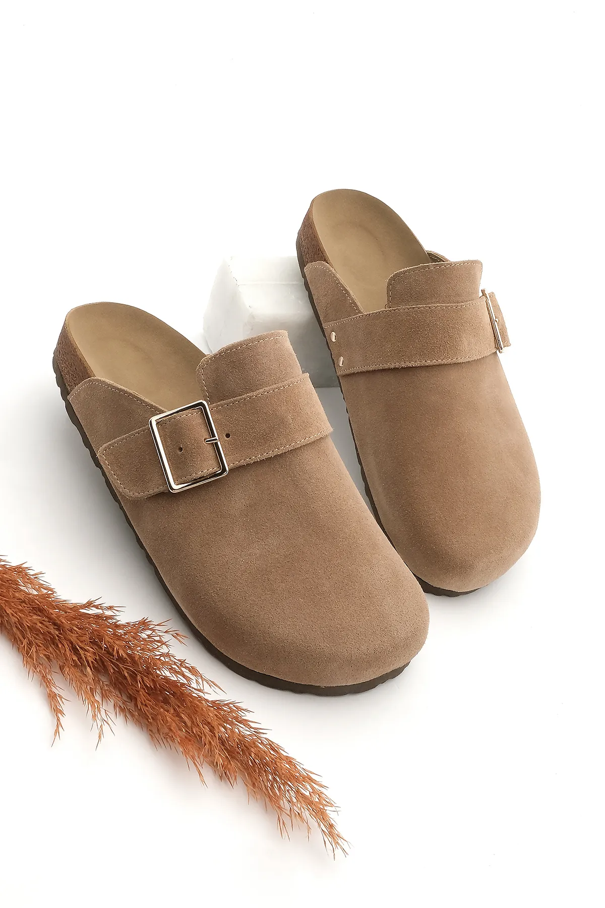 Marjin  Damen-Hausschuhe aus echtem Leder mit Eva-Sohle und geschlossener Schnalle vorne, Sumpa Camel Wildleder