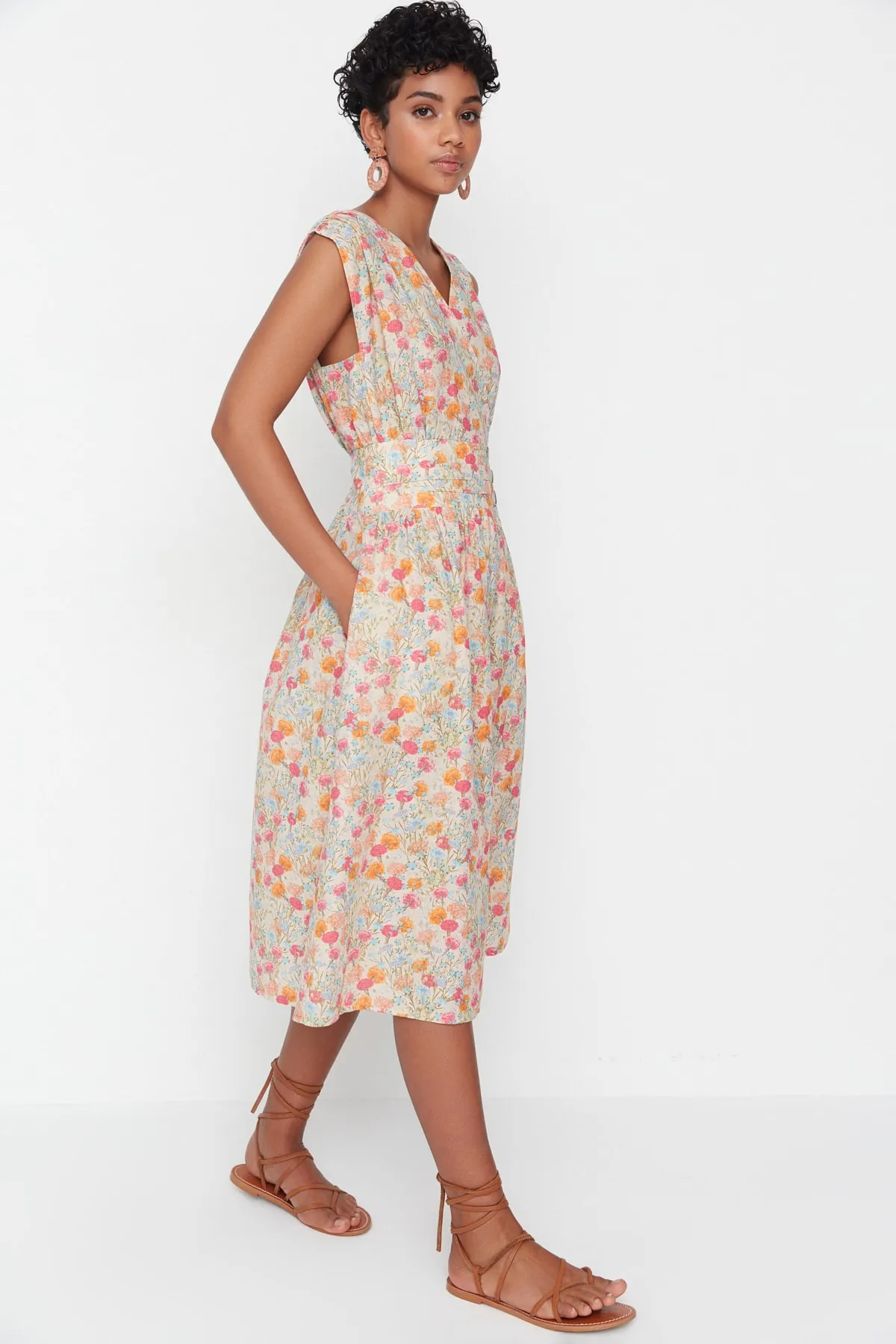 Trendyol Collection  Mehrfarbig gemustertes, zweireihiges, gewebtes Kleid mit Kragen TWOSS22EL00751