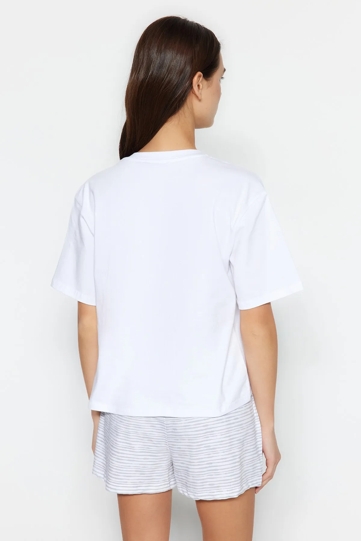 Trendyol Collection  Weiß gestreiftes Baumwoll-T-Shirt-Shorts-Strick-Pyjama-Set mit Slogan-Print THMSS23PT00228