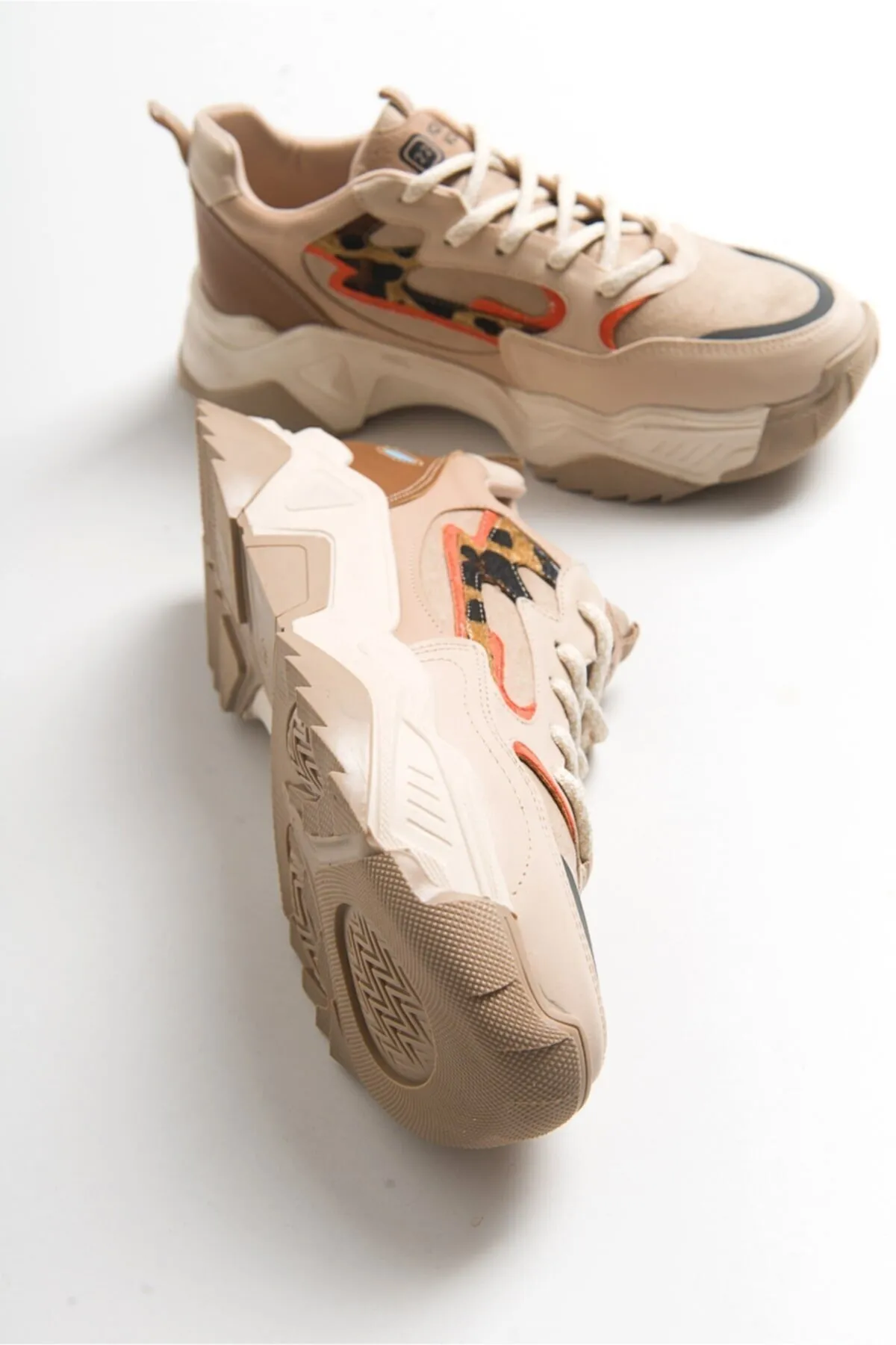 LuviShoes  Beigefarbene Leoparden-Sneaker für Damen