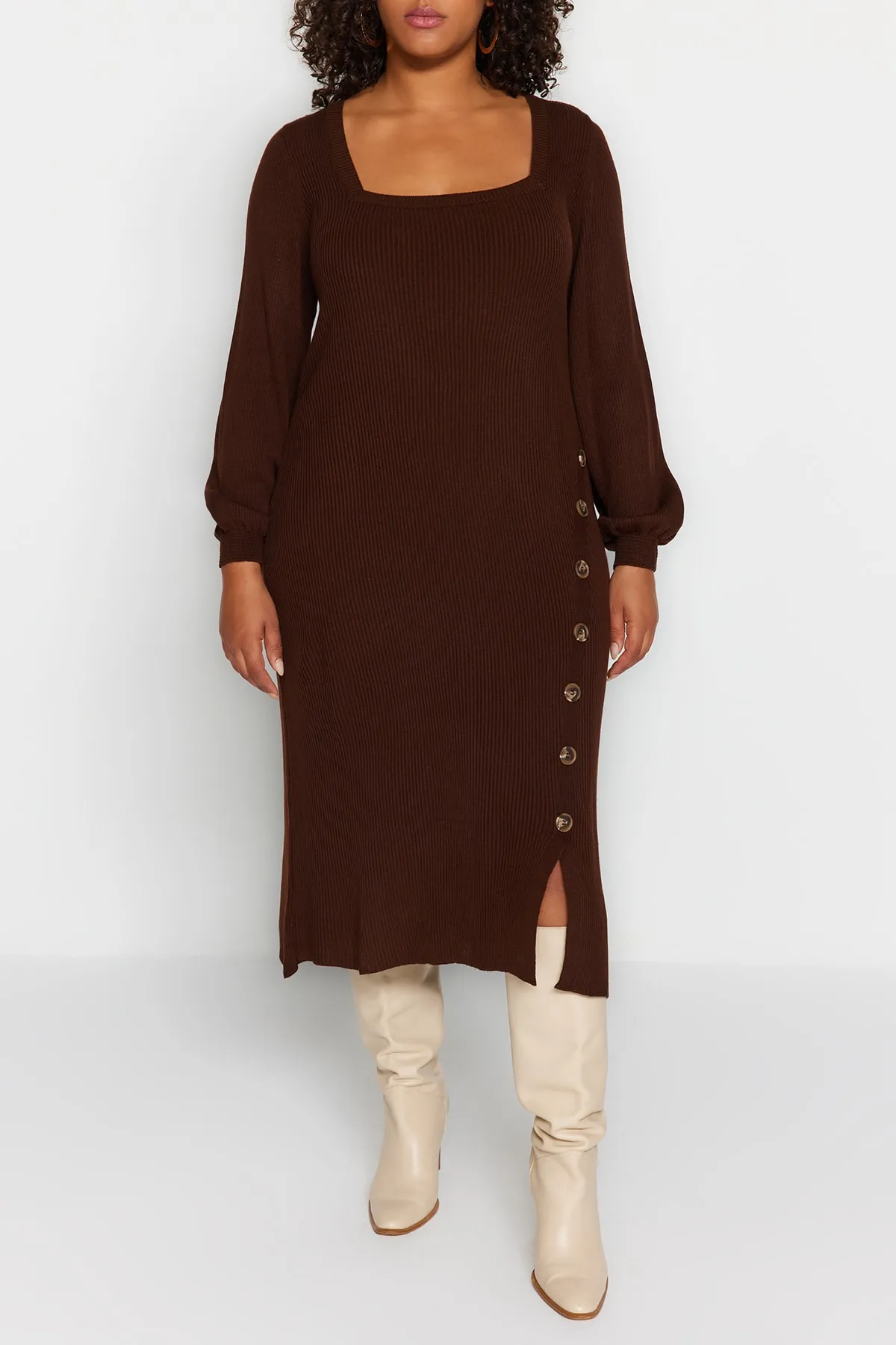Trendyol Curve  Braunes Strickkleid mit Knöpfen und detailliertem Schlitz TBBAW24AH00009