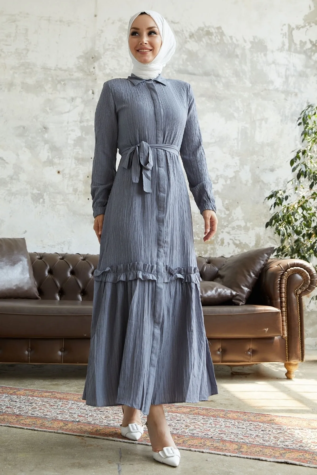InStyle  Nesya Seersucker-Kleid mit Rüschensaum – Grau