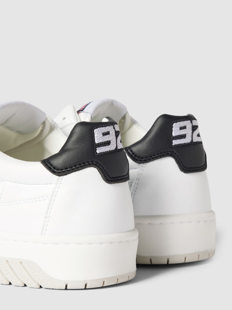 Sneaker mit Label-Details in weiß