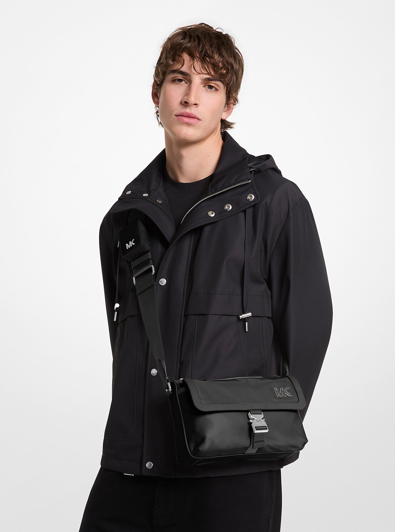 Eli Nylon Messenger-veske med glidelåslomme - SVART