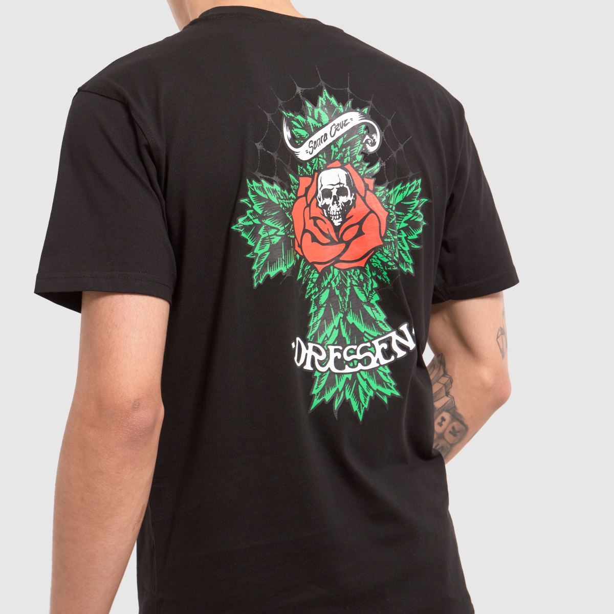 Santa Cruz – Svart t-shirt med rosmönster