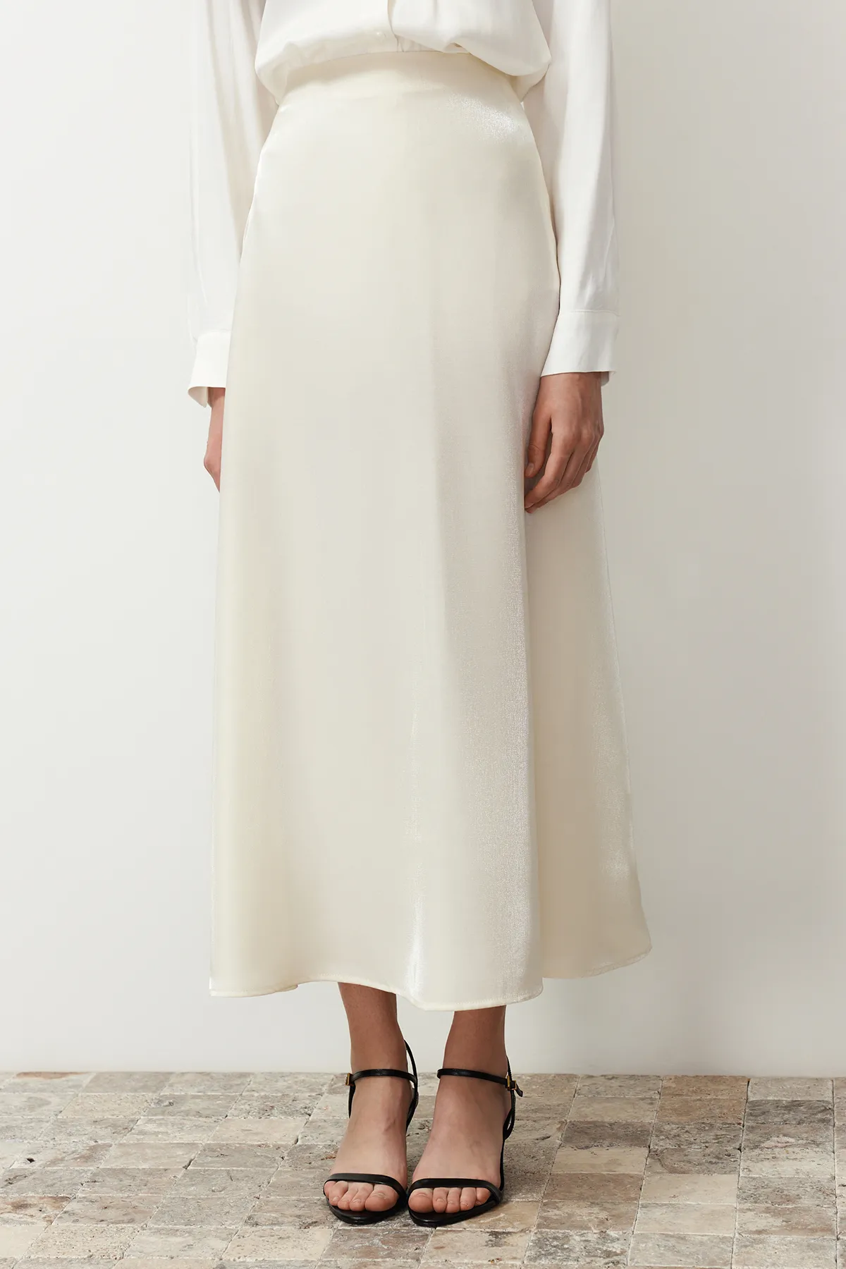 Trendyol Modest  Cremefarbener gewebter Satinrock TCTSS24EE00017