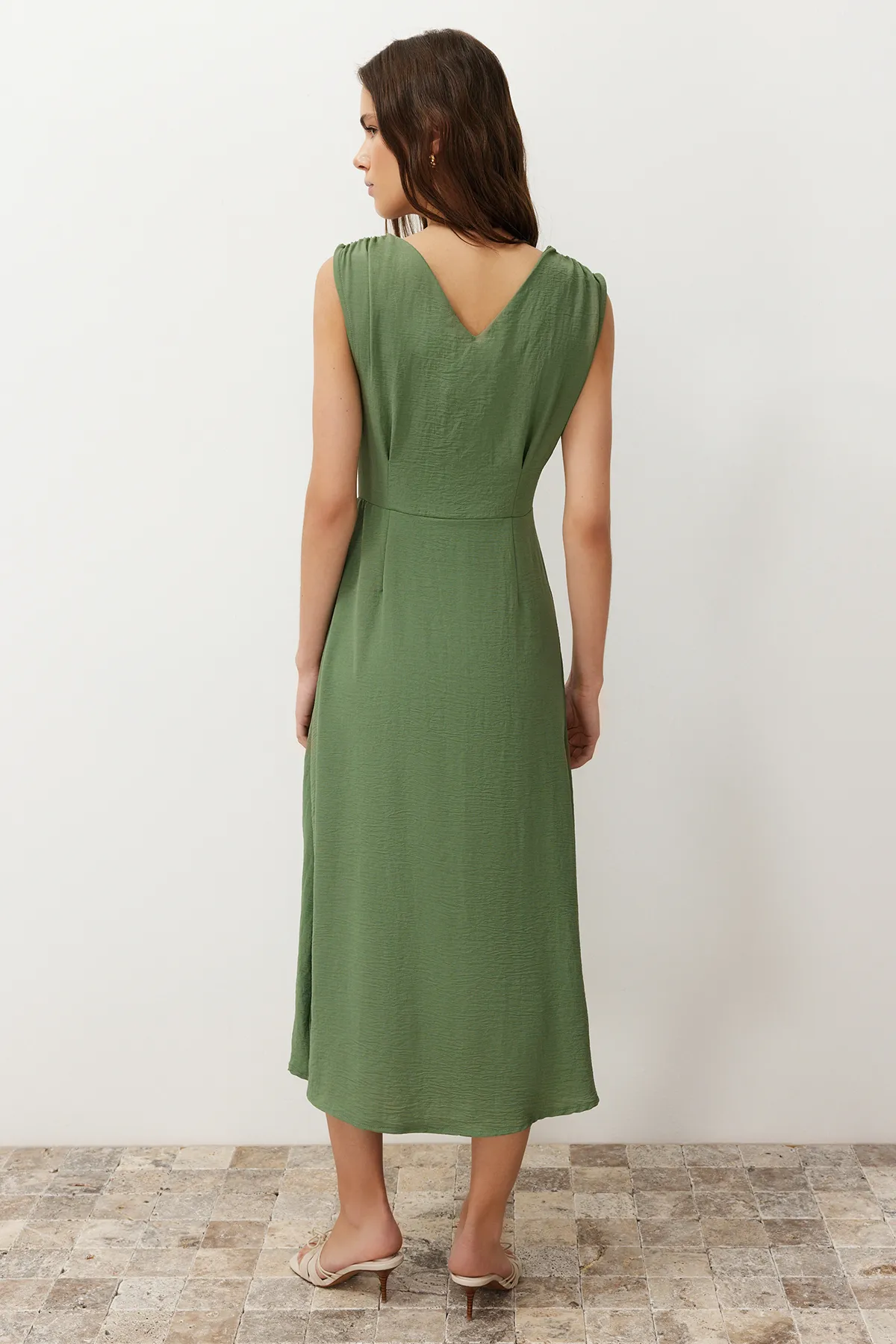 Trendyol Collection  Khakifarbenes, gewebtes Midi-Hemdkleid mit Knöpfen TWOSS24EL00442
