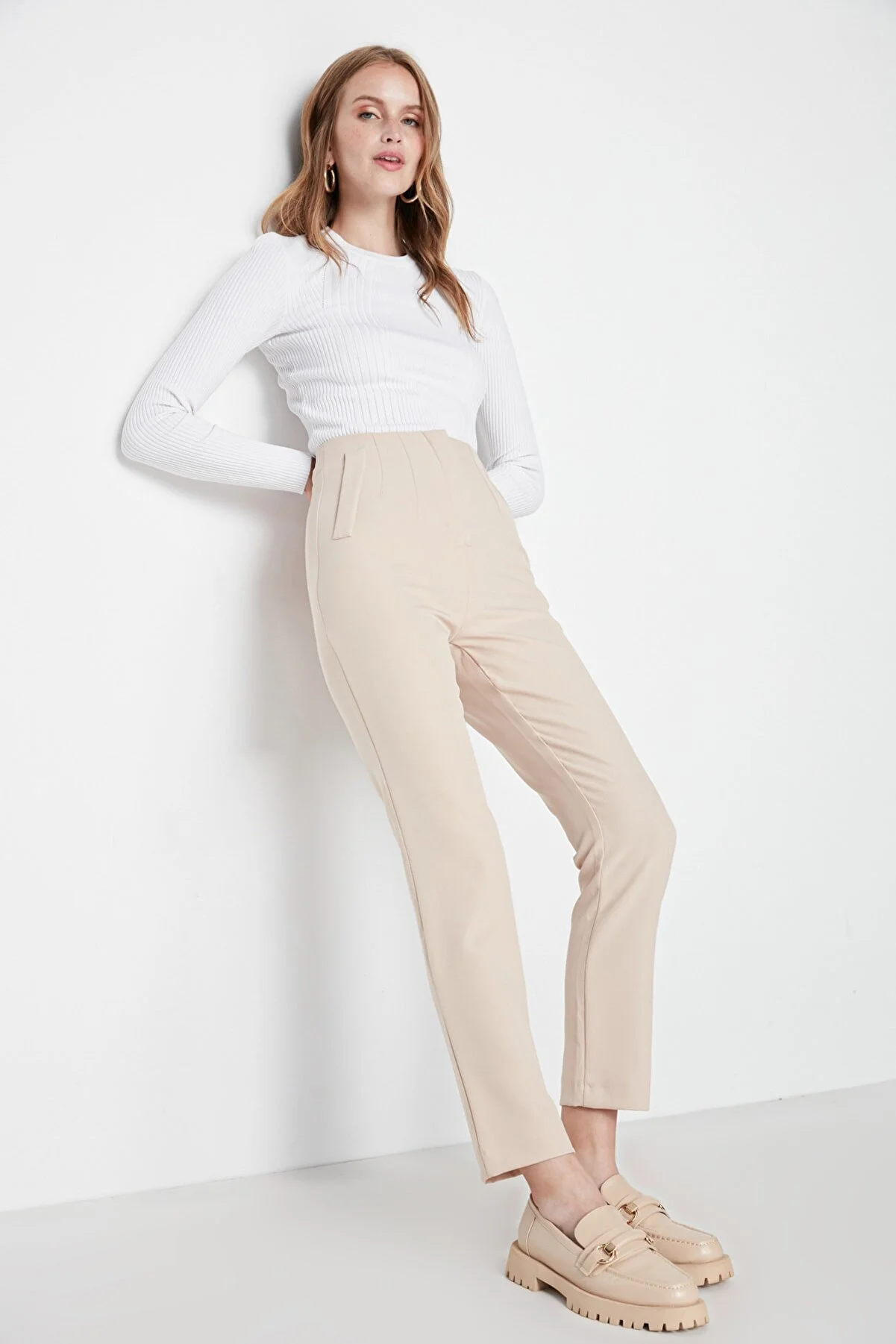 Trendyol Collection  Beigefarbene, zigarettengemusterte, knöchellange Webhose mit hoher Taille und Abnähern TWOSS20PL0515