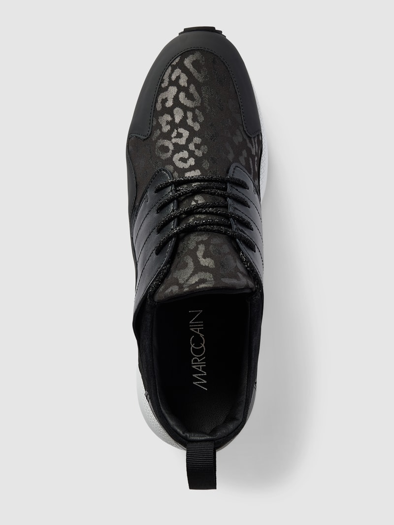 Sneaker mit Label-Detail in schwarz