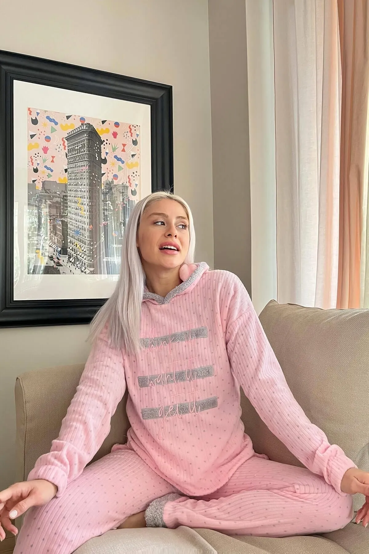 Pijamaevi  Puderrosa Pyjama-Set aus Plüsch-Fleece mit drei Linienmuster und Kapuze