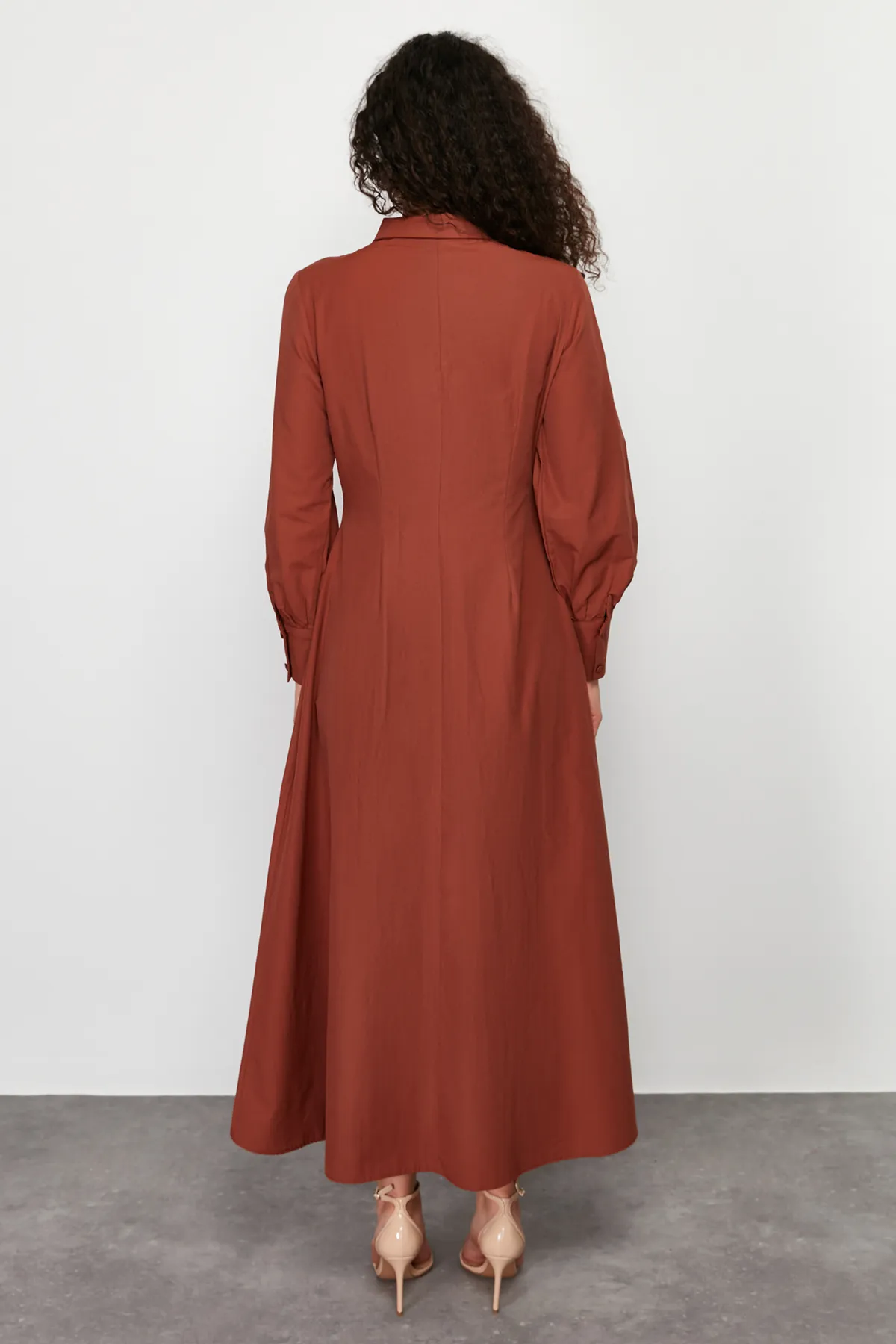 Trendyol Modest  Braunes gewebtes Hemdblusenkleid mit Blumendetail TCTSS24EB00029