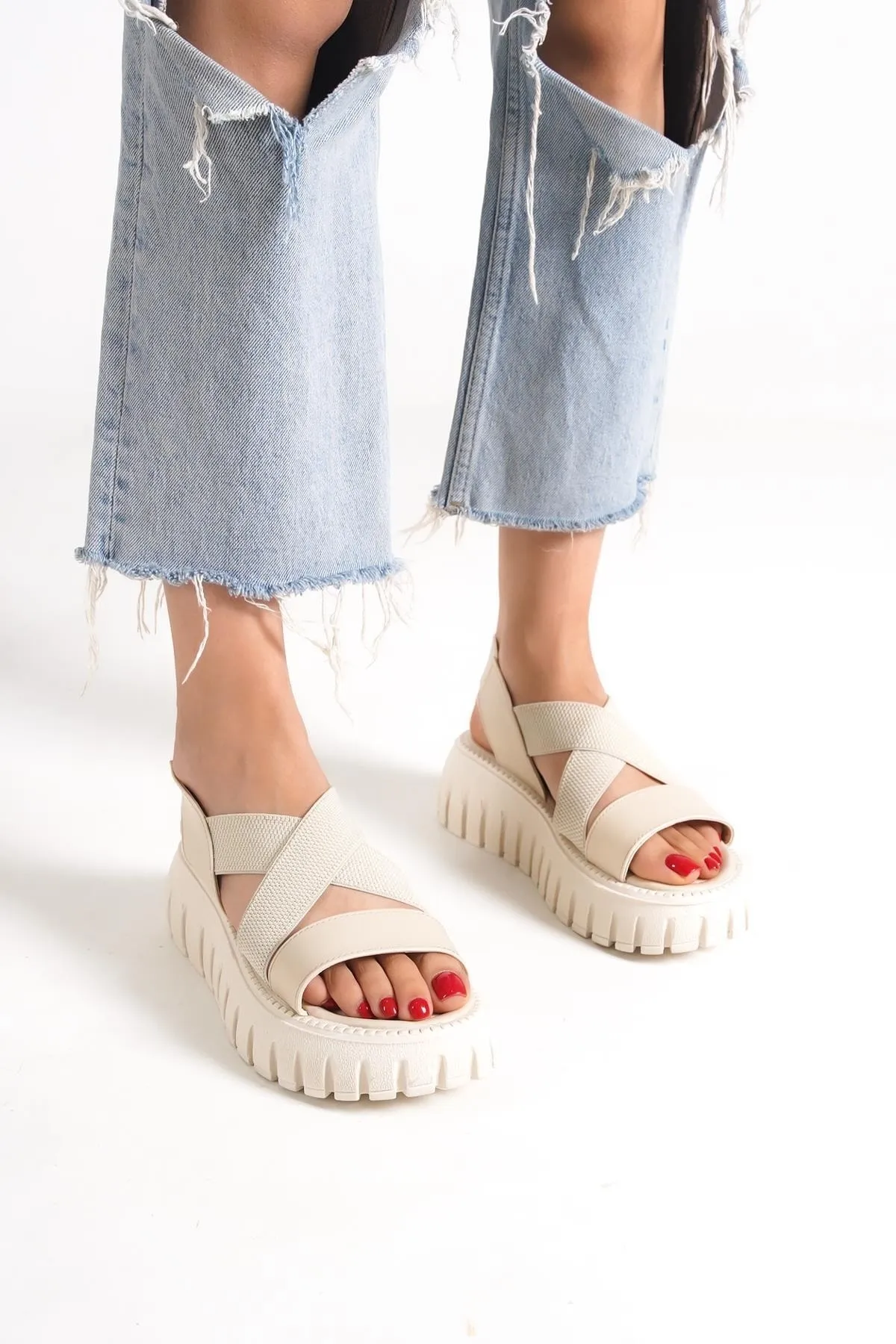 Capone Outfitters  Capone Damen-Sandalen mit rundem Zehenbereich, überkreuztem Gummiband, Trak-Sohle, Keilabsatz und Beige