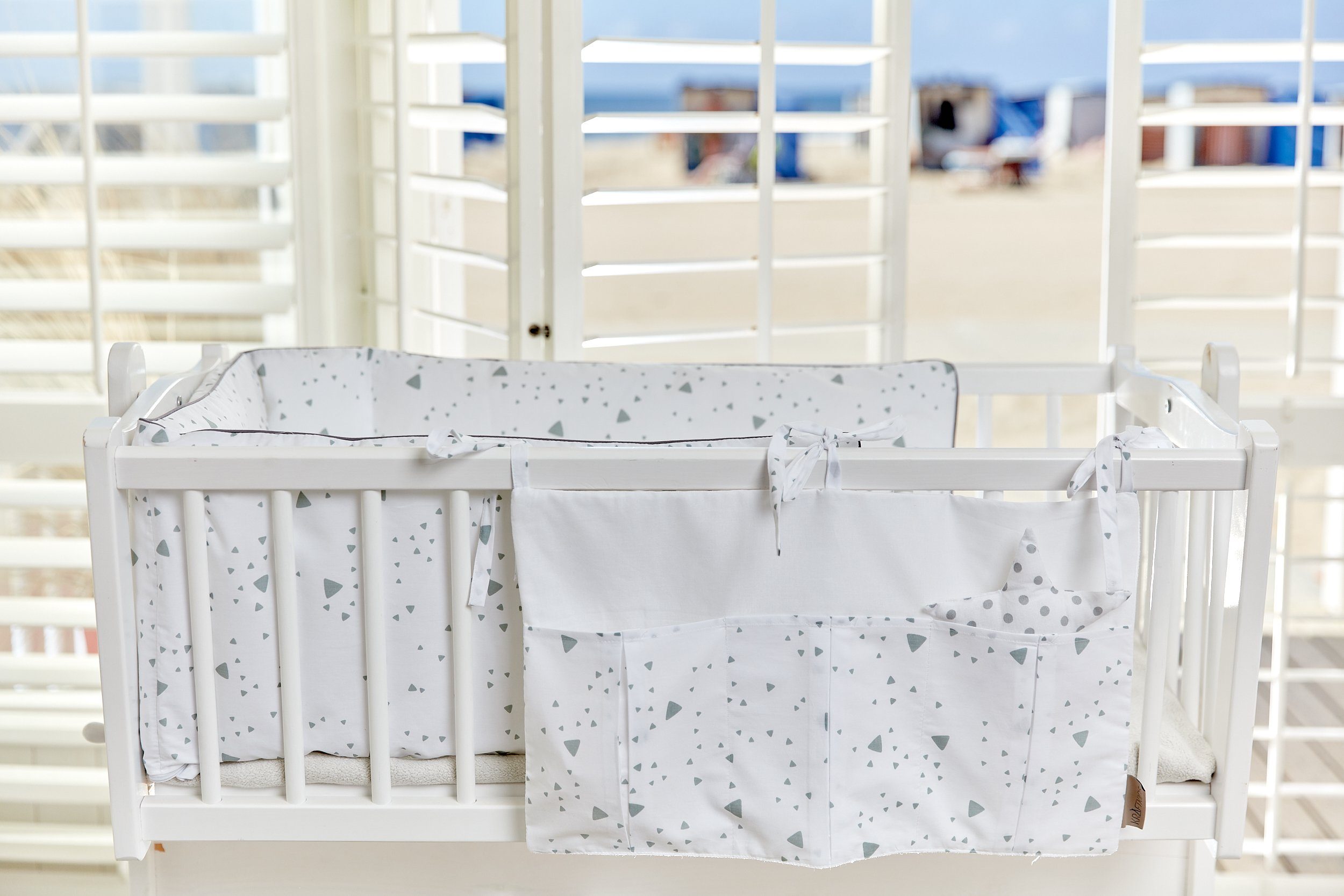 KraftKids Betttasche abgerundete Dreiecke grau, mit drei Fächern, innen mit Polyestervlies versteift