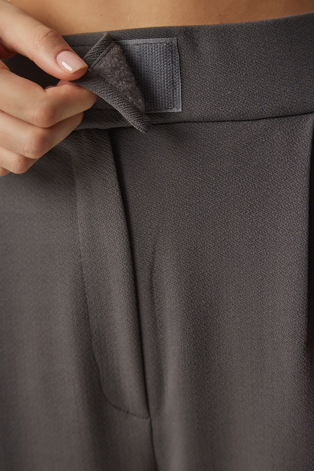 Happiness İstanbul  Bequeme gewebte Damenhose in Anthrazit mit Klettverschluss an der Taille RV00150
