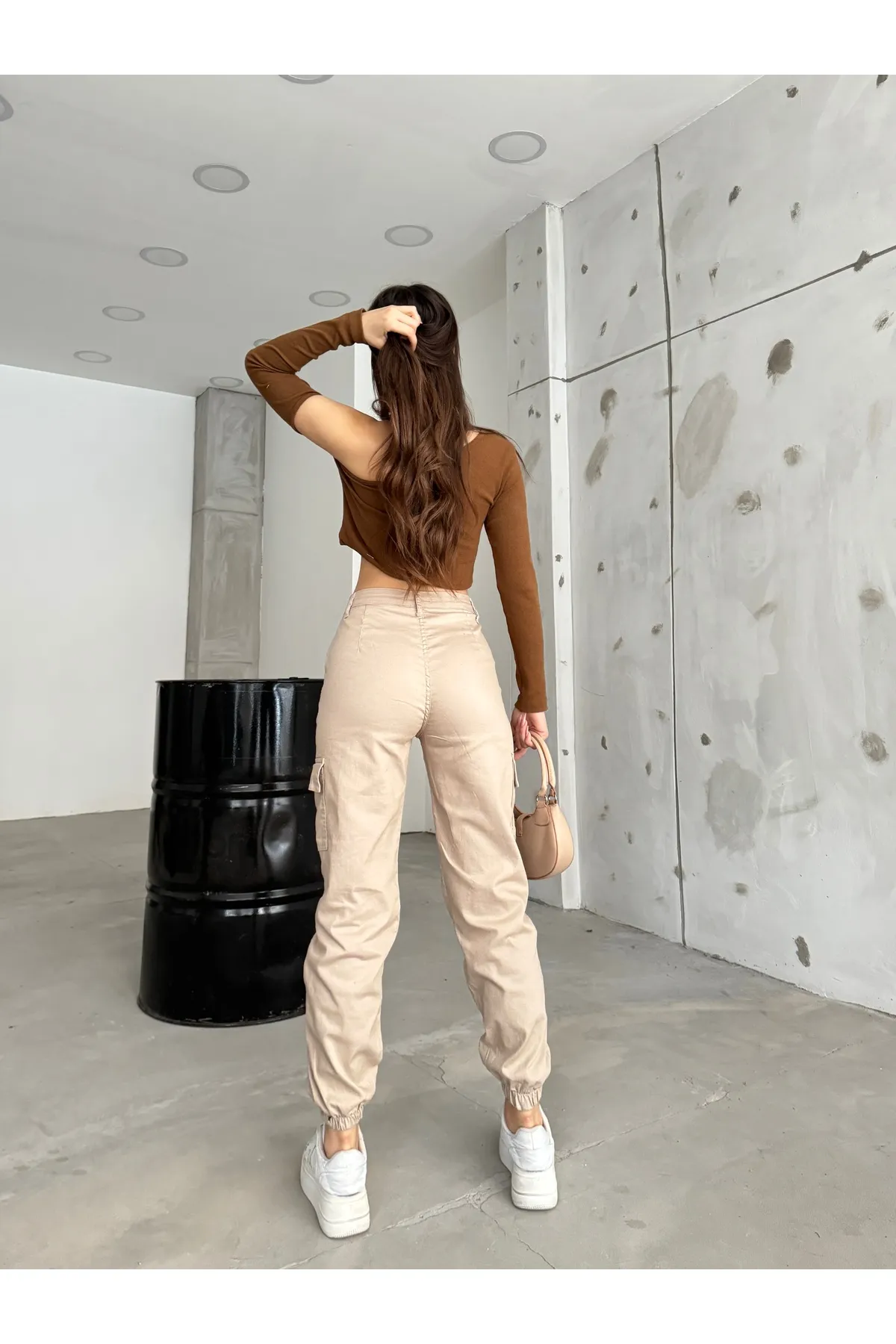 BİKELİFE  Beige Hose aus Gabardine-Stoff mit Cargotaschen