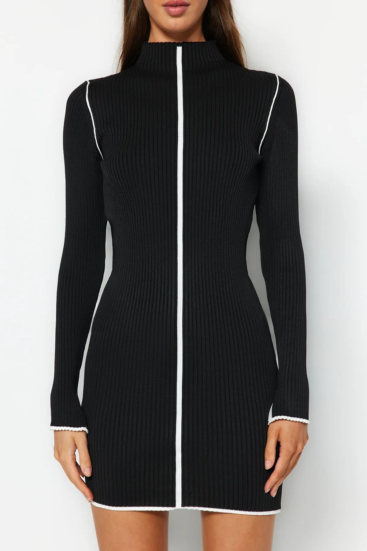 Trendyol Collection  Schwarzes Mini-Strickkleid in Kontrastfarbe TWOAW24EL00041