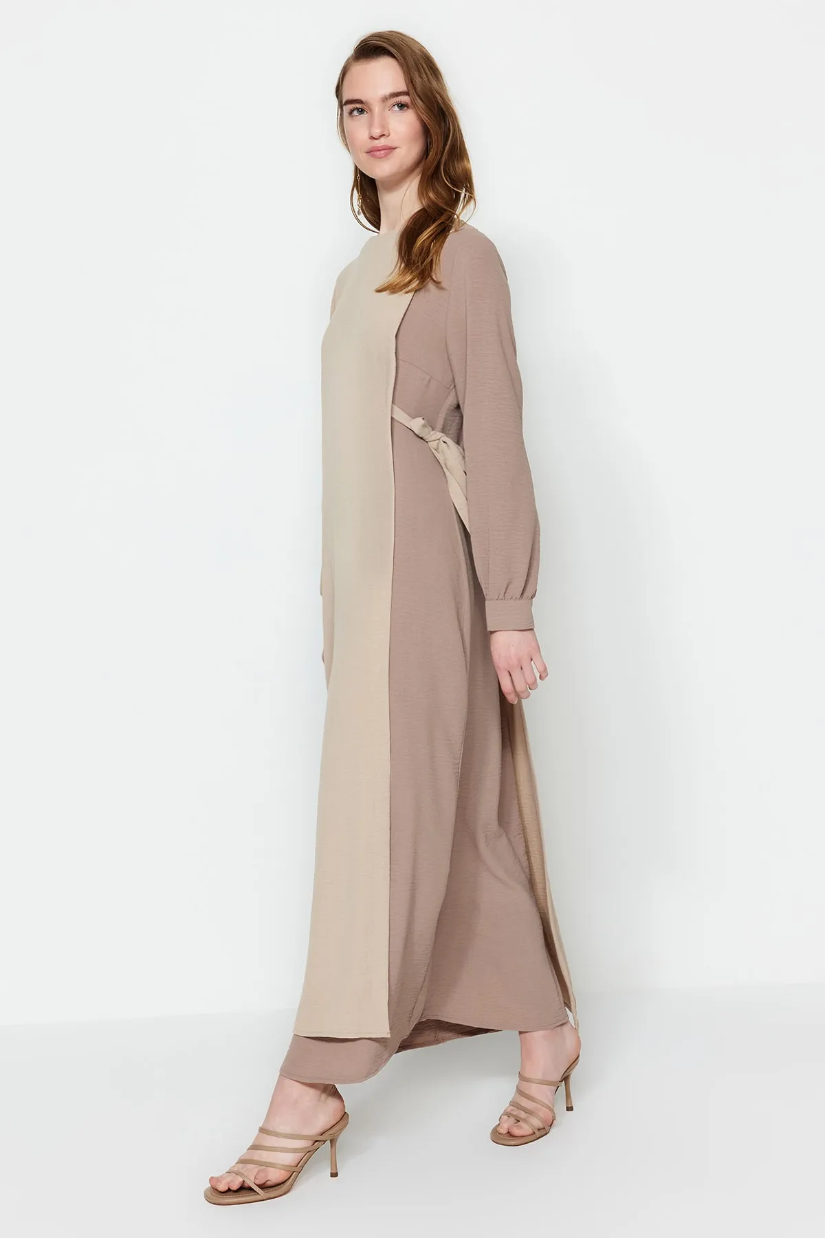 Trendyol Modest  Braunes Aerobin-Gewebtes Kleid mit Blockfarben und Taillenschnürung TCTSS23EB00106