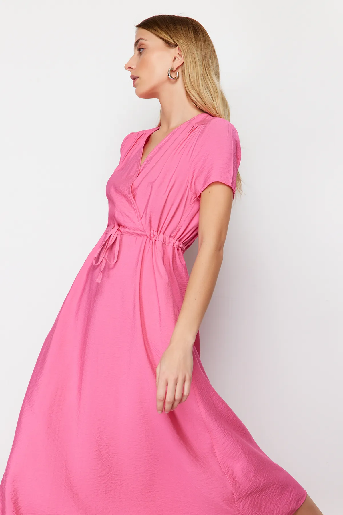 Trendyol Collection  Fuchsiafarbenes, gewebtes Midi-Kleid mit V-Ausschnitt und Taillenöffnung TWOSS24EL00501
