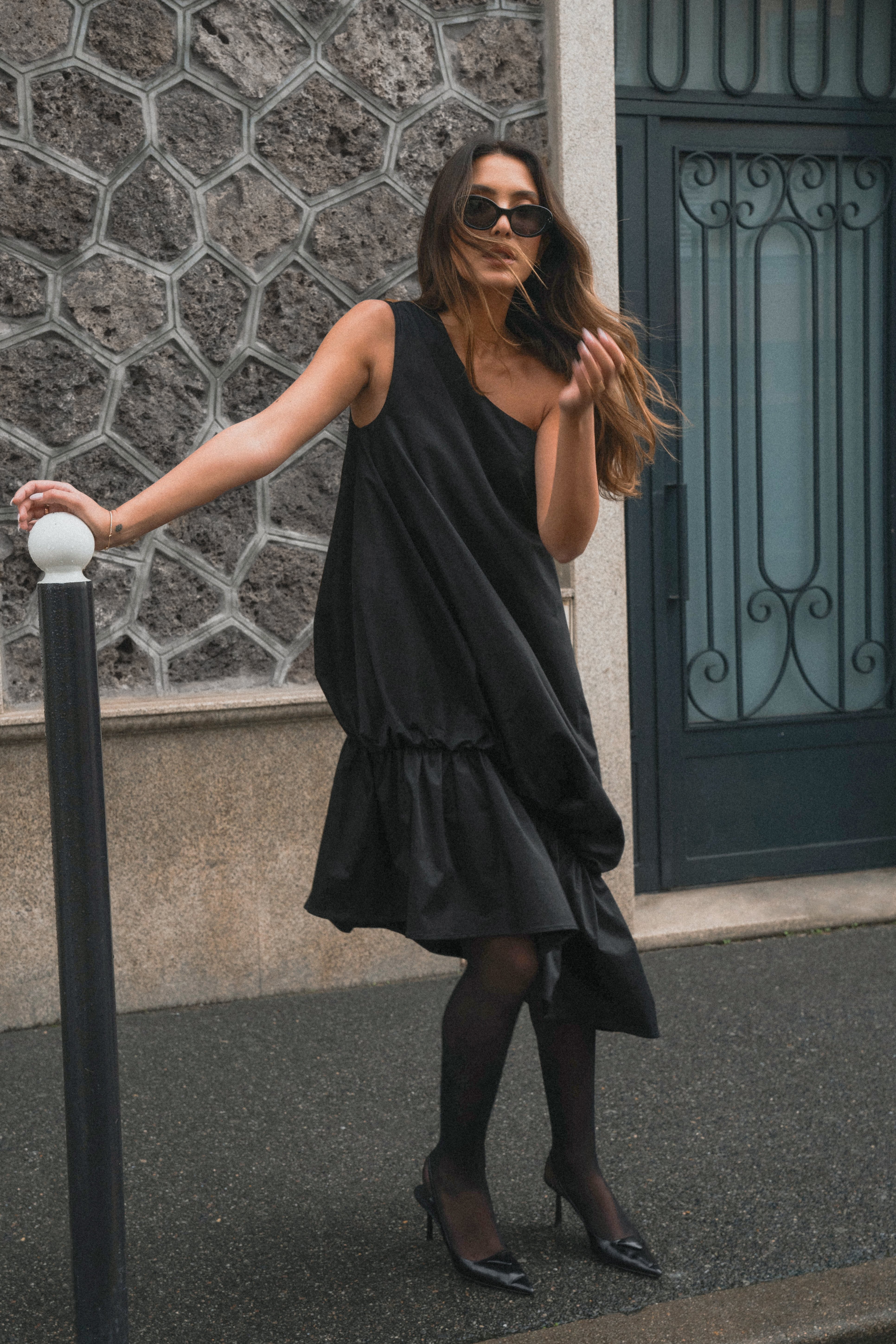 Asymmetrisches voluminöses One-Shoulder-Kleid