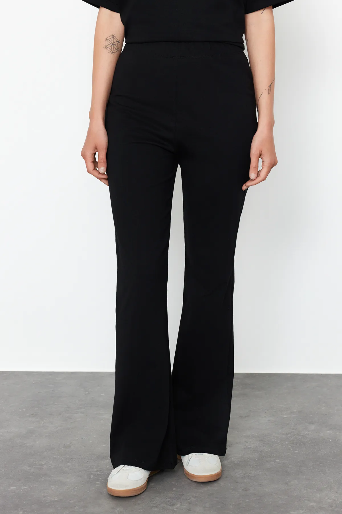Trendyol Collection  Schwarzes, übergroßes Set aus Oberteil und Unterteil aus spanischem Strick, 100 % Baumwolle, TWOSS24AU00059
