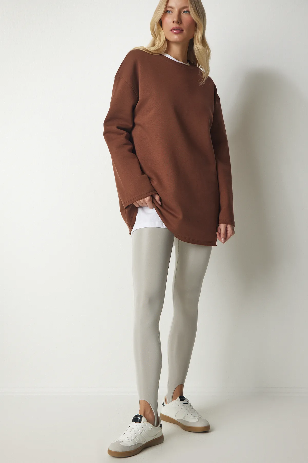 Happiness İstanbul  Braunes Oversize-Sweatshirt aus Strick mit Reliefmuster für Damen NJ00131