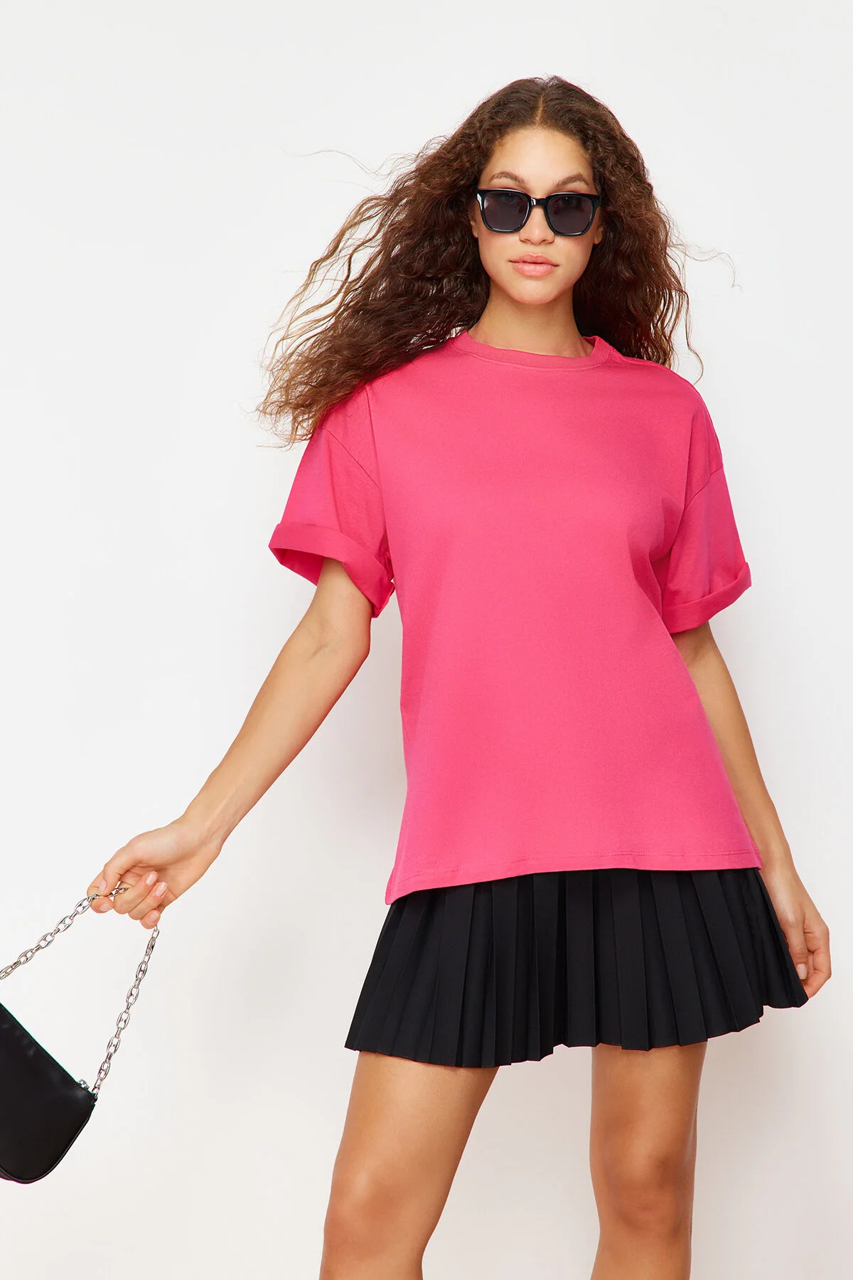 Trendyol Collection  Fuchsiafarbenes Premium-Strick-T-Shirt aus 100 % Baumwolle in Übergröße/weiter Passform mit Rundhalsausschnitt TWOSS23TS00040