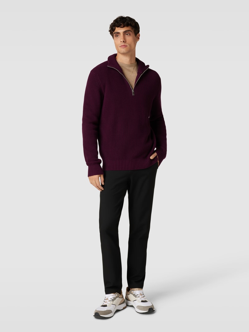 Strickpullover mit Stehkragen in aubergine