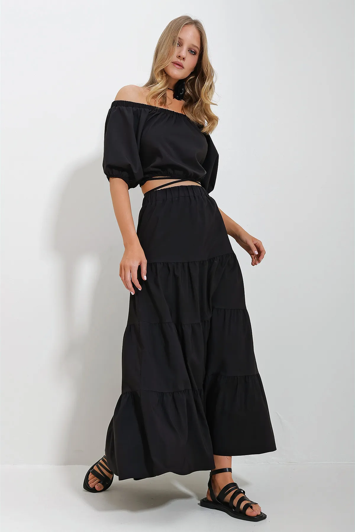 Trend Alaçatı Stili  Schwarze kurze Bluse mit Madonna-Kragen und gerafftem, gefüttertem Rock aus Popeline für Damen ALC-X11649
