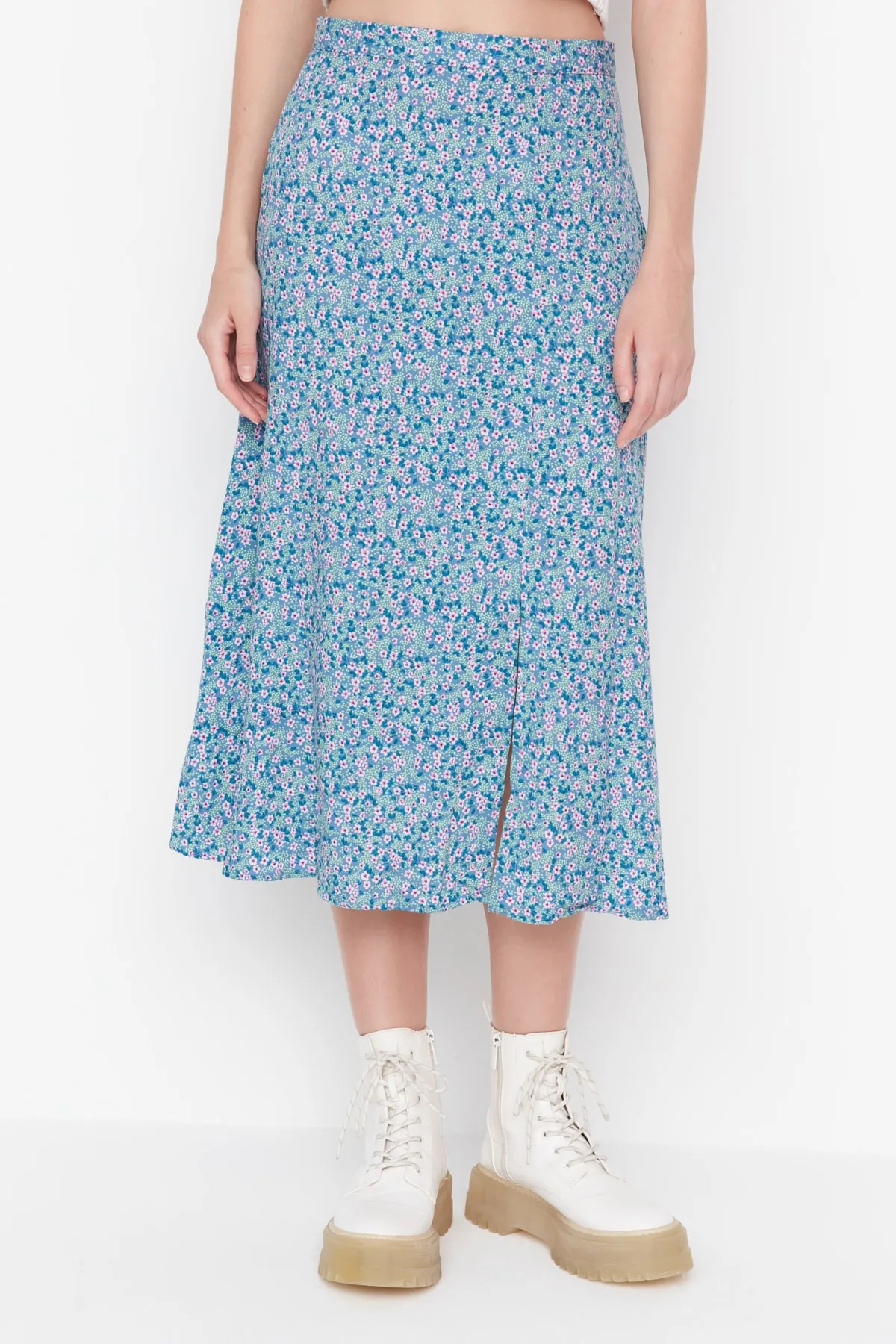 Trendyol Collection  Blauer, gewebter Midi-Rock aus Viskosestoff mit detailliertem Blumenmuster und Schlitz TWOSS20ET0230
